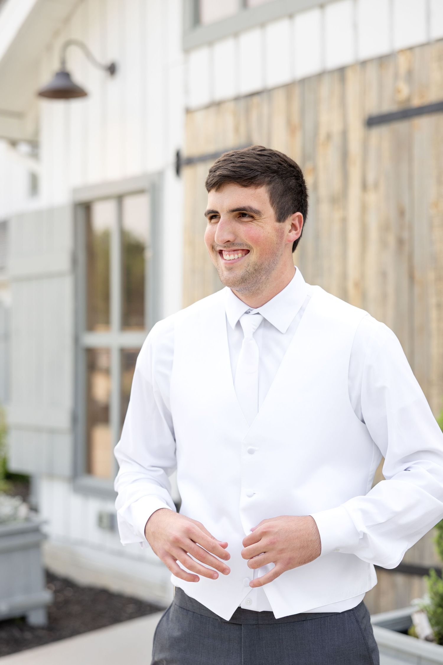 Joyful summer wedding at The Bicentennial Barn in Dayton, Ohio, photographed by Dayton wedding photographers Julia and Sean Photography.