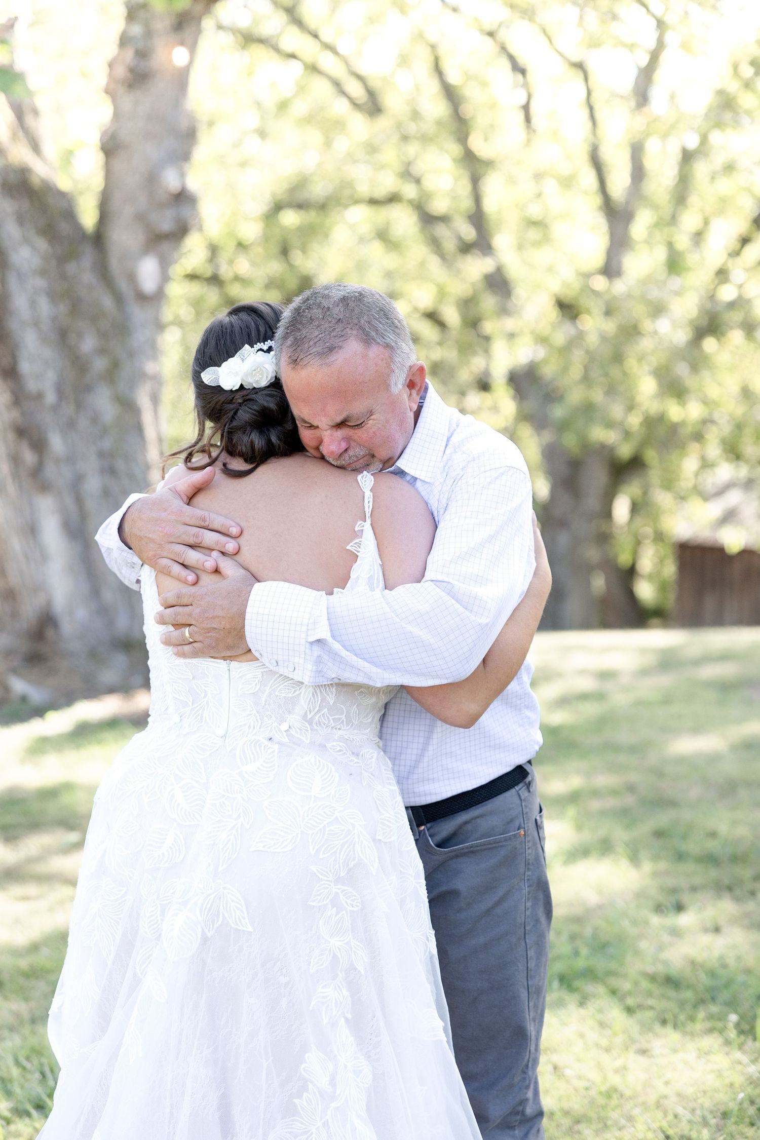 Light and airy wedding and engagement photography by Julia and Sean Photography
 serving Dayton, Columbus, Cincinnati, and couples throughou