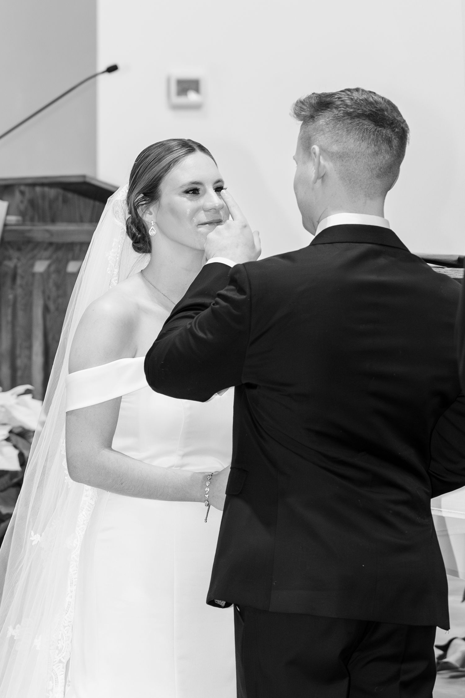 Light and airy wedding photography by Julia and Sean Photography, husband-and-wife photographers serving joyful brides in Dayton, Cincinnati