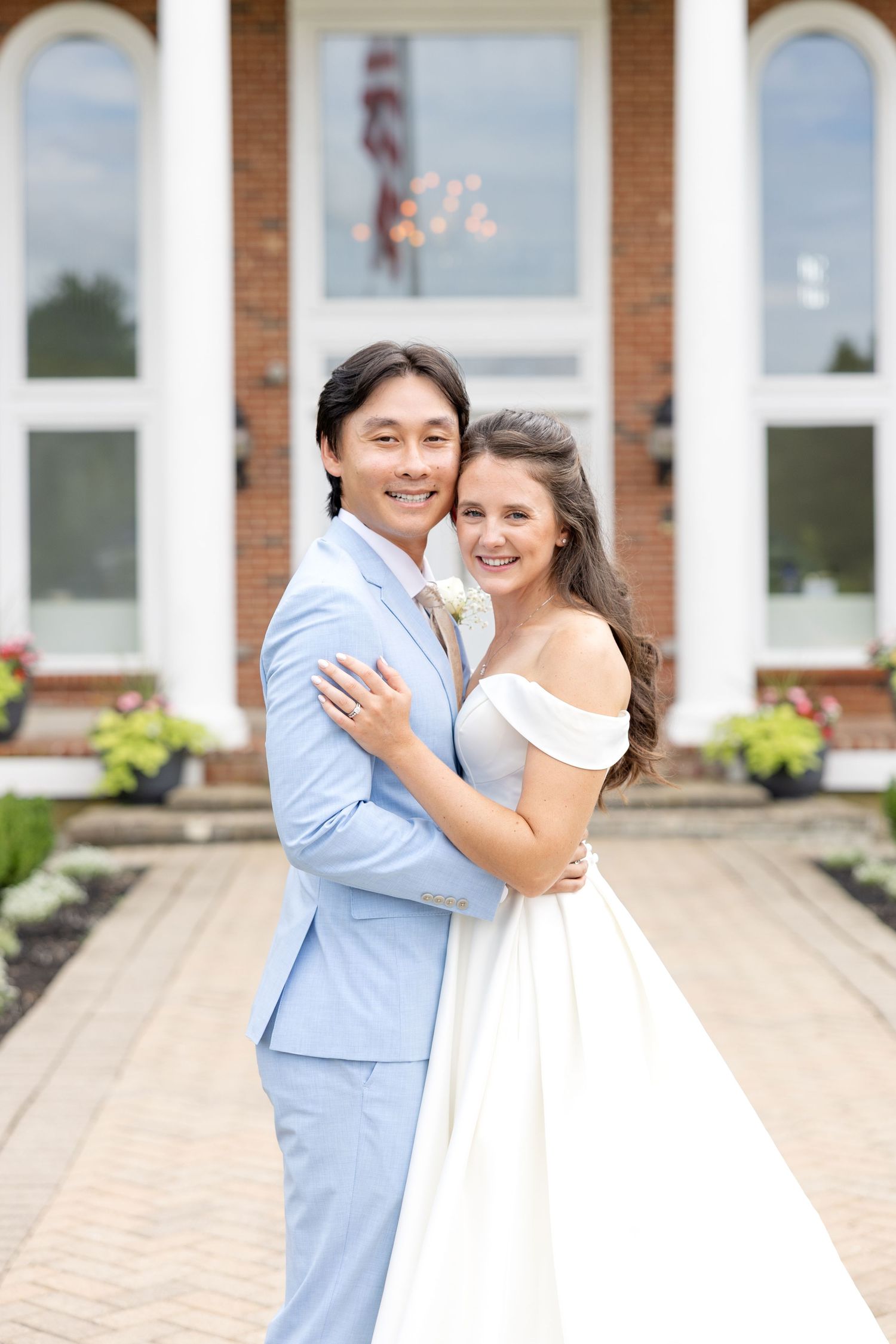 Timeless bride and groom wedding portraits at The Estate at Sunset Farm in Bellbrook, Ohio, photographed by Julia & Sean Photography.