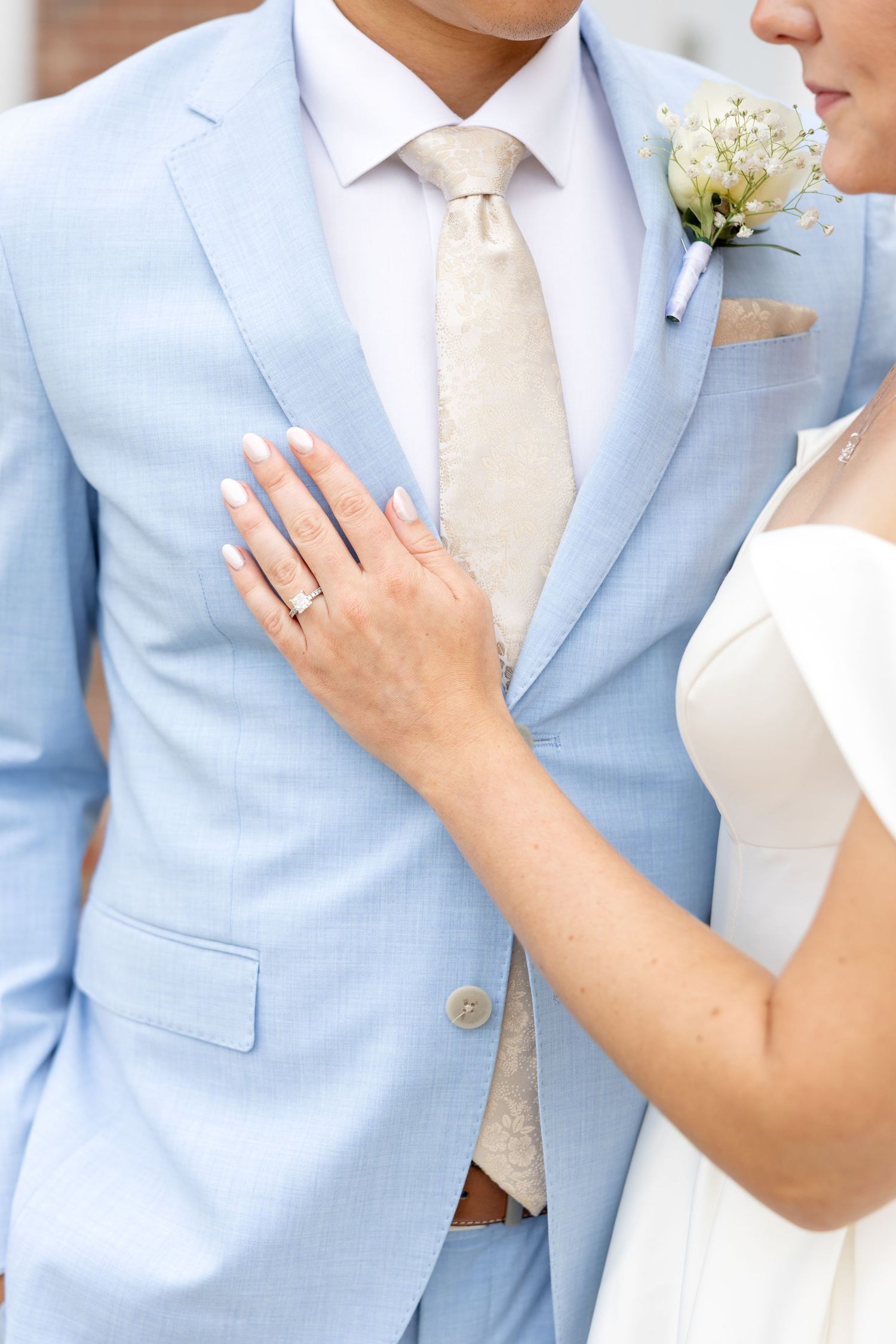 Timeless bride and groom wedding portraits at The Estate at Sunset Farm in Bellbrook, Ohio, photographed by Julia & Sean Photography.