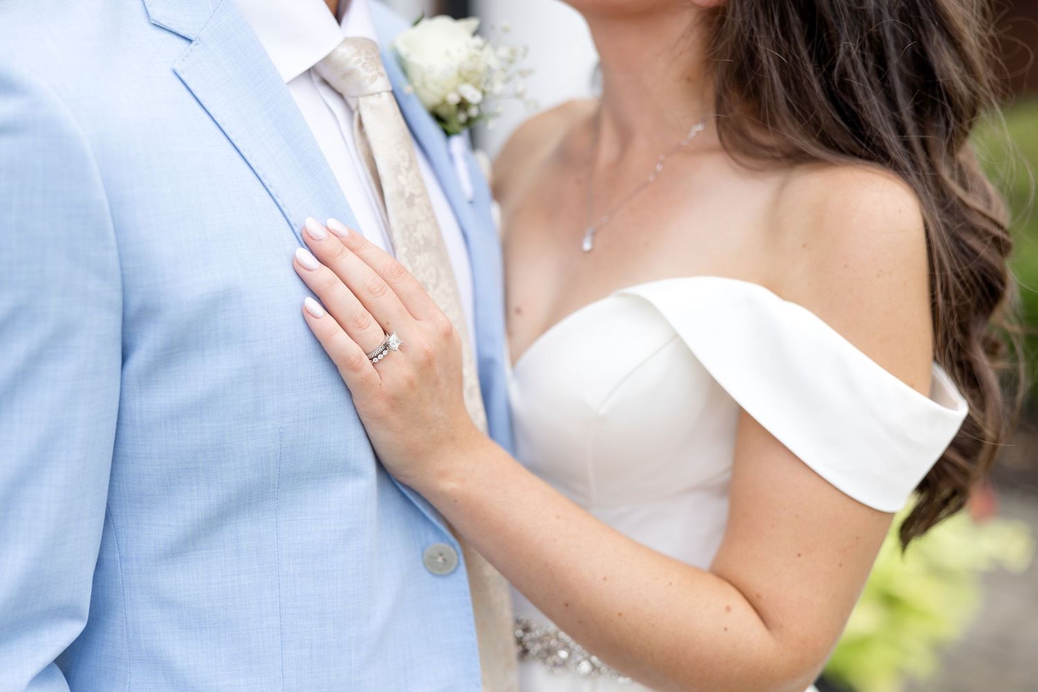 Timeless bride and groom wedding portraits at The Estate at Sunset Farm in Bellbrook, Ohio, photographed by Julia & Sean Photography.