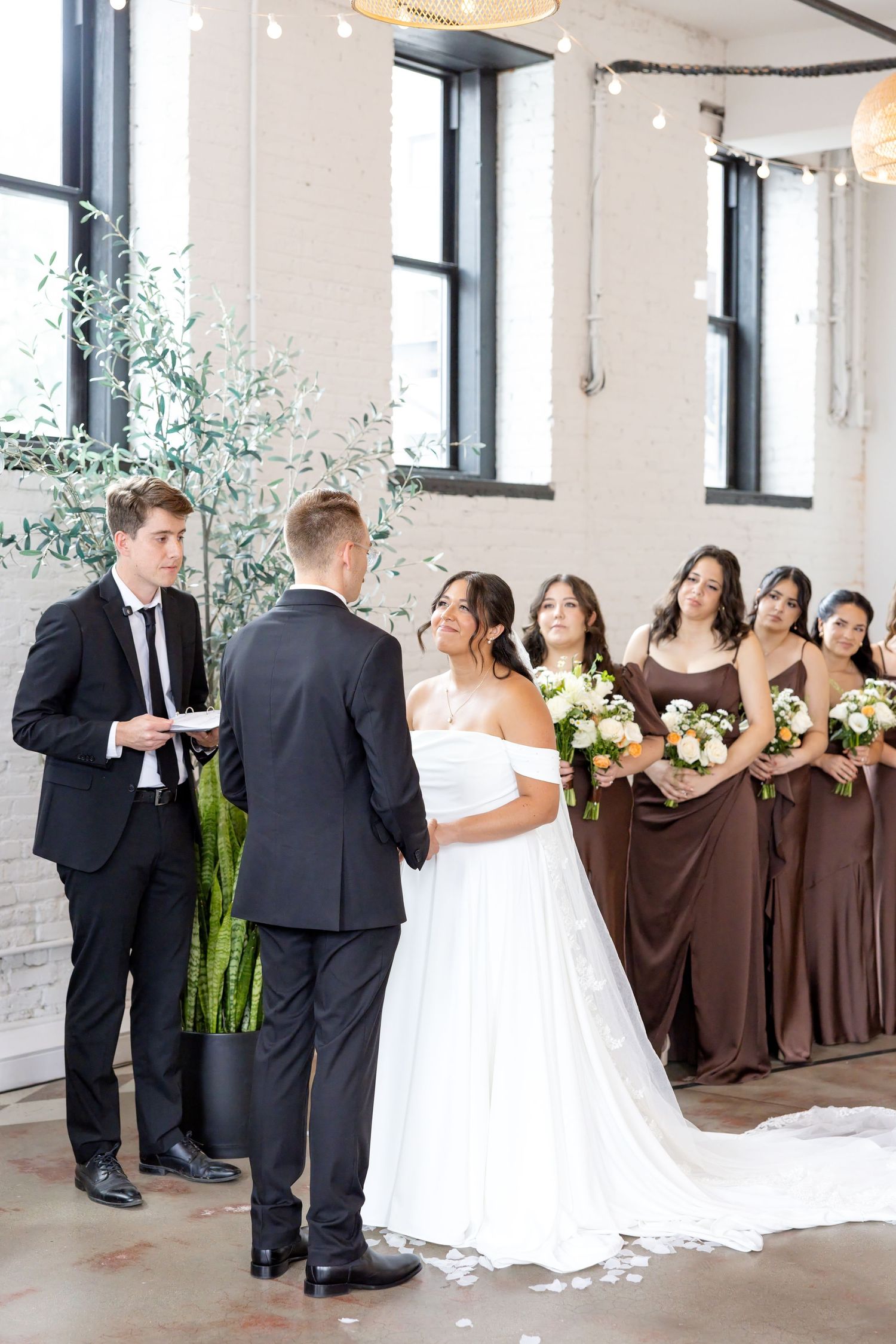 Timeless wedding portraits at Flat 51 in downtown Columbus, Ohio, by Columbus wedding photographers with a light and airy style.