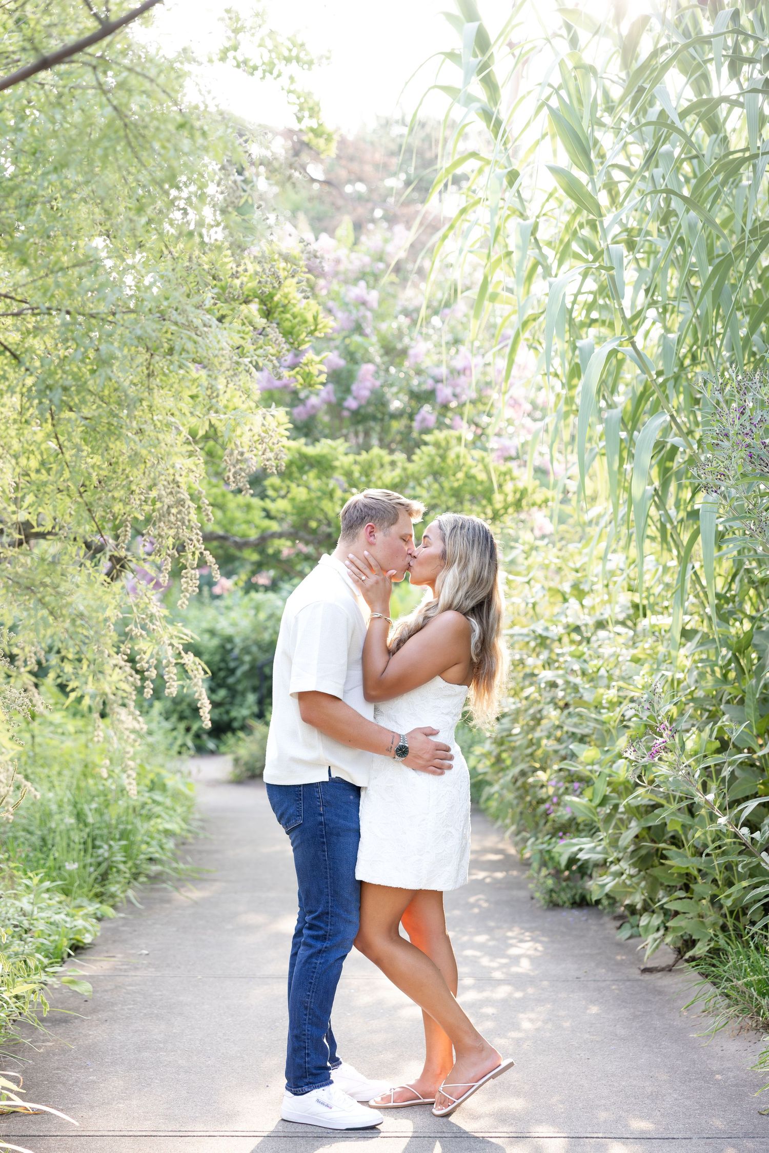 Golden hour engagement photos at Ault Park in Cincinnati by Julia & Sean Photography.