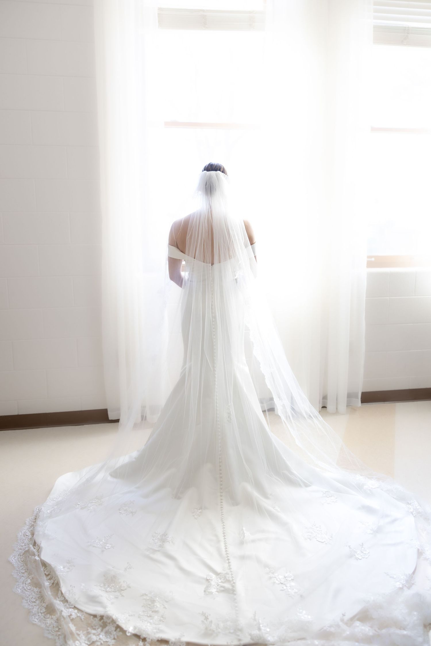 Light and airy wedding photography by Julia and Sean Photography, husband-and-wife photographers serving joyful brides in Dayton, Cincinnati