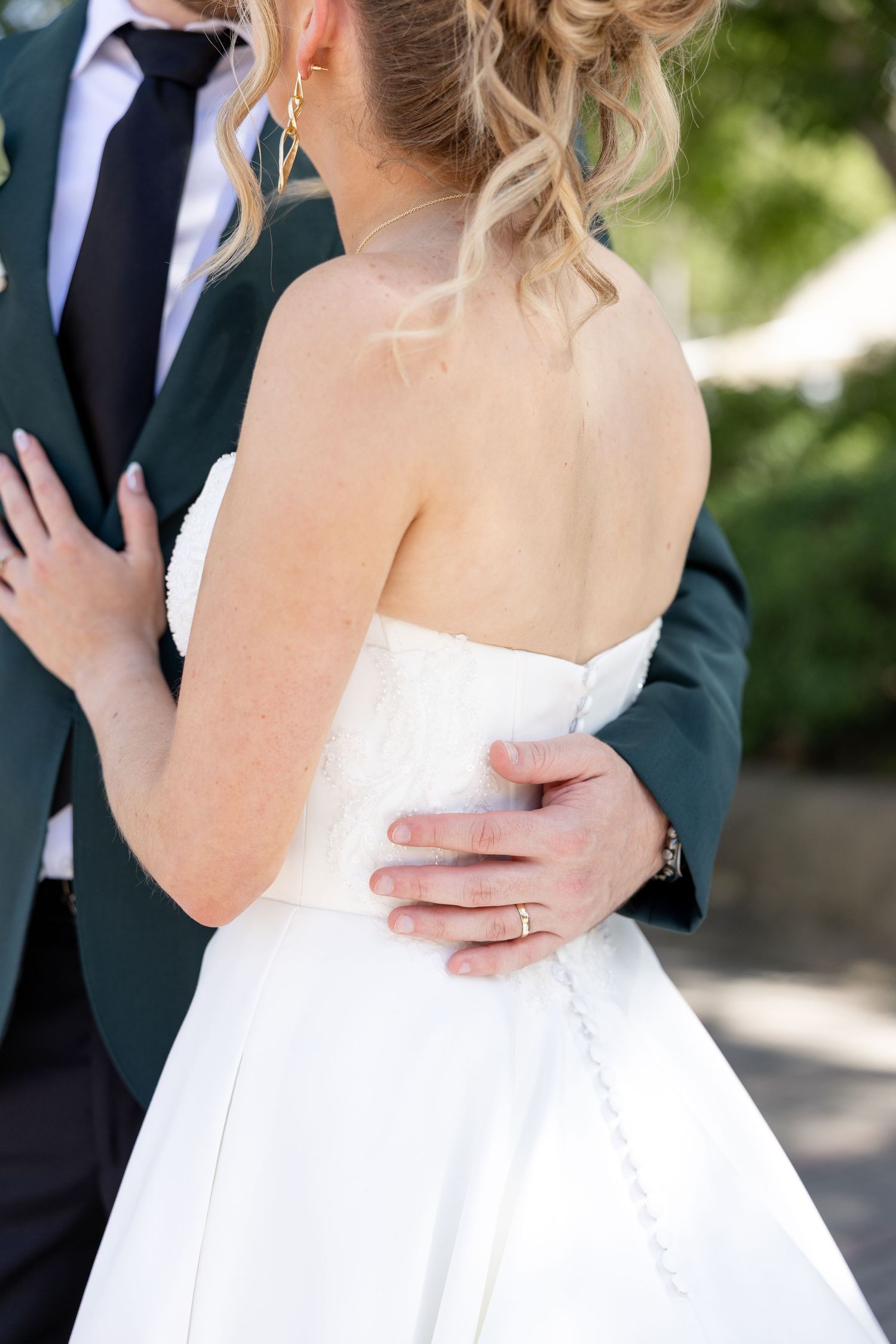 Wedding day photos at The Toledo Zoo in Toledo, Ohio photographed by Julia & Sean Photography, Ohio wedding photographers