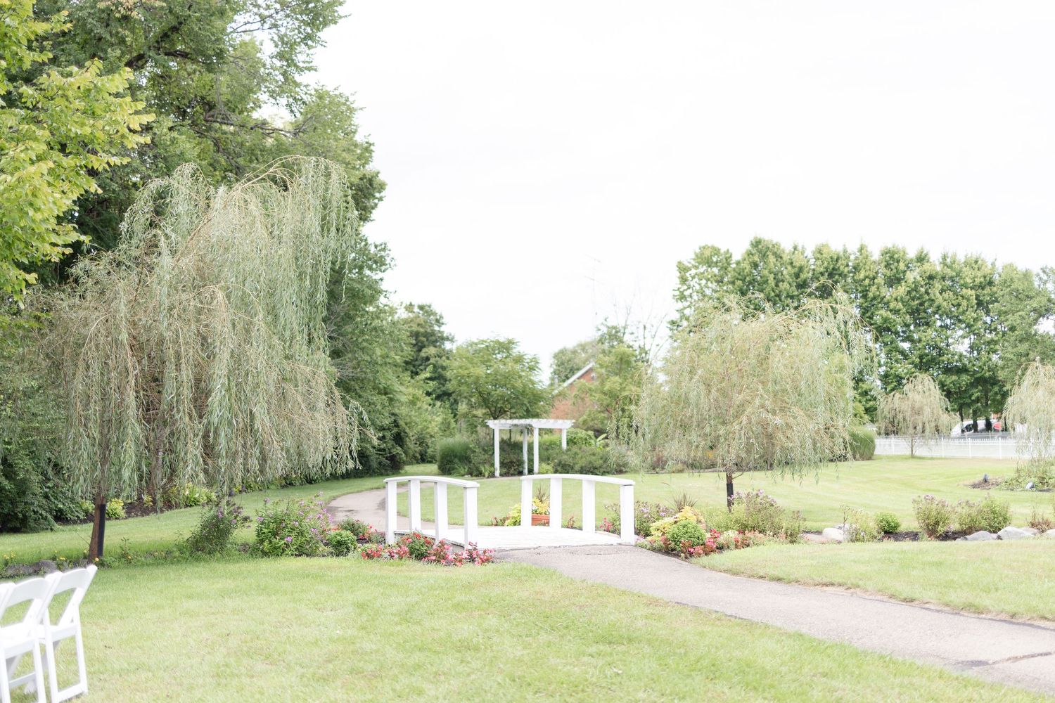 Outdoor wedding ceremony at The Estate at Sunset Farm in Bellbrook, Ohio, captured by Dayton wedding photographers Julia & Sean Photography