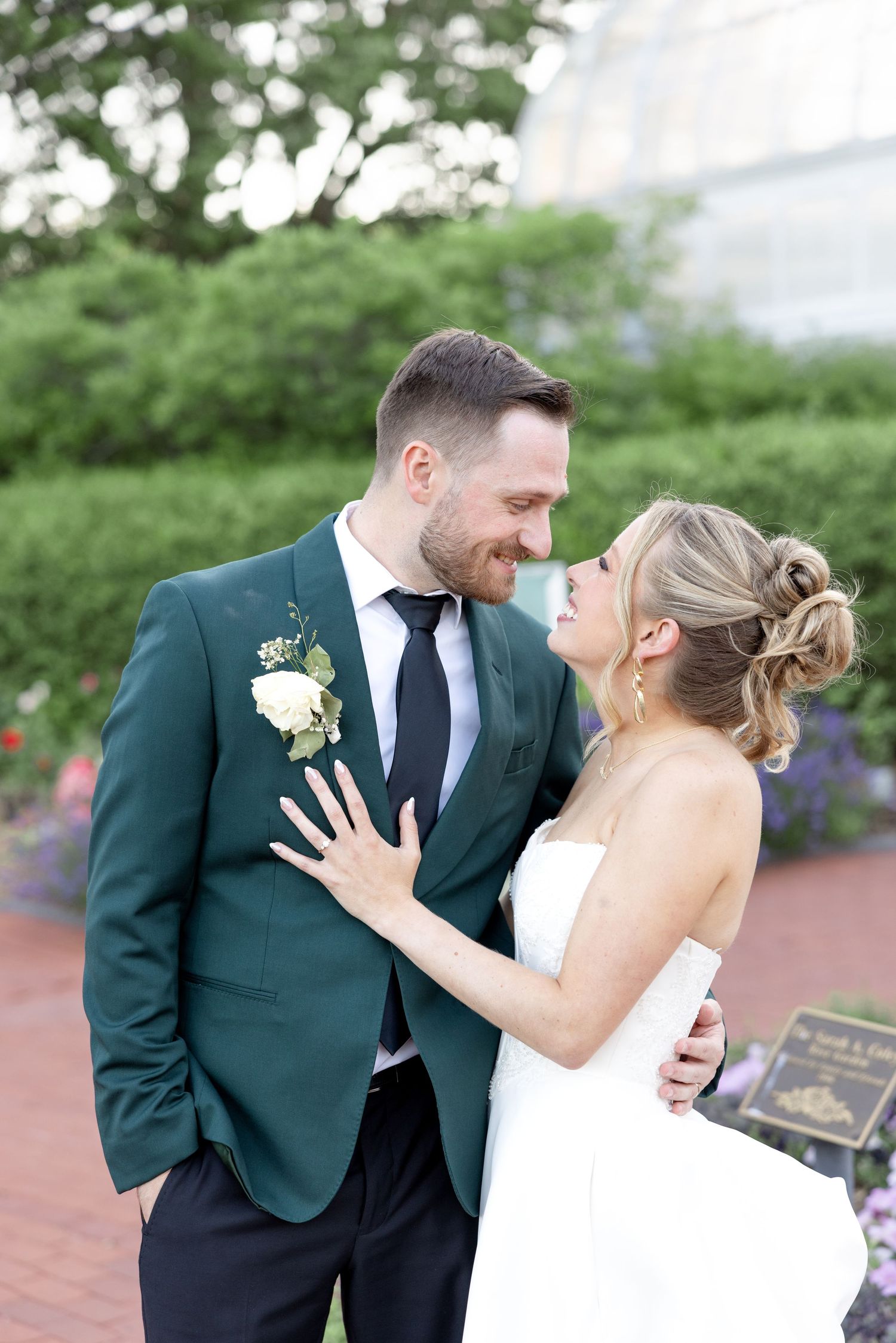 Wedding day photos at The Toledo Zoo in Toledo, Ohio photographed by Julia & Sean Photography, Ohio wedding photographers