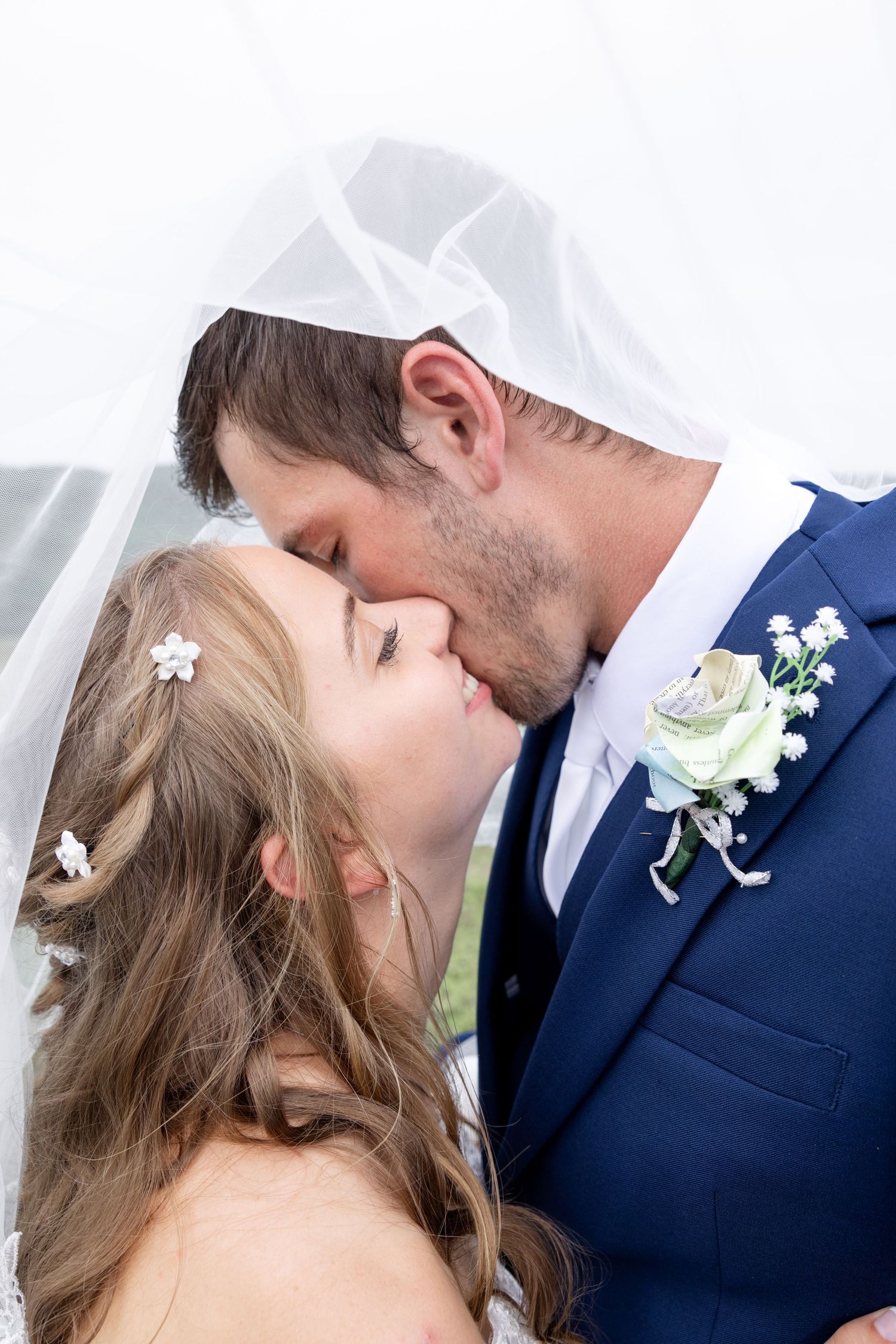 Romantic summer wedding in Northeast Ohio at Heartland on Heritage by Julia and Sean Photography, husband-and-wife wedding photographers.