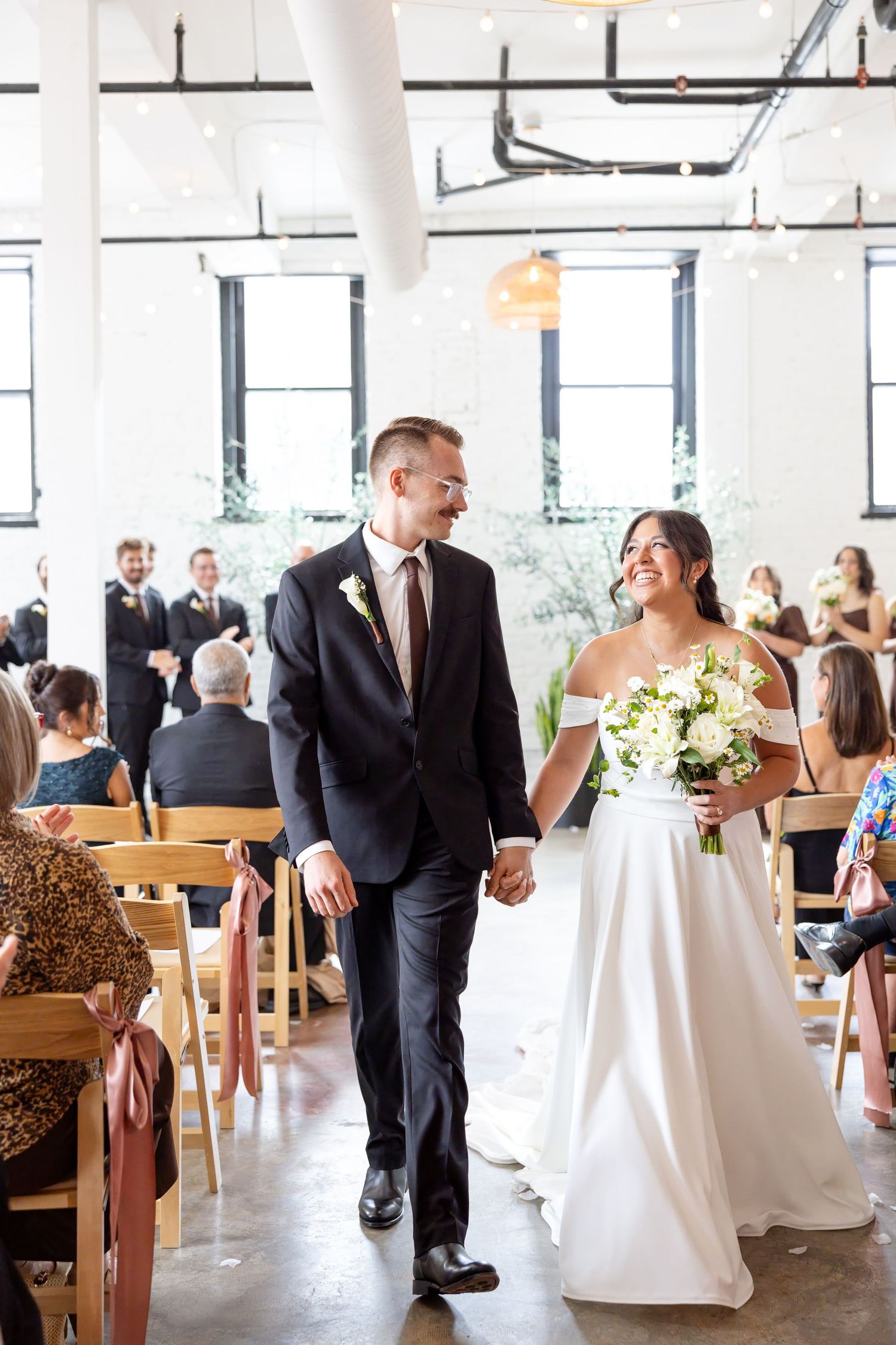 Timeless wedding portraits at Flat 51 in downtown Columbus, Ohio, by Columbus wedding photographers with a light and airy style.