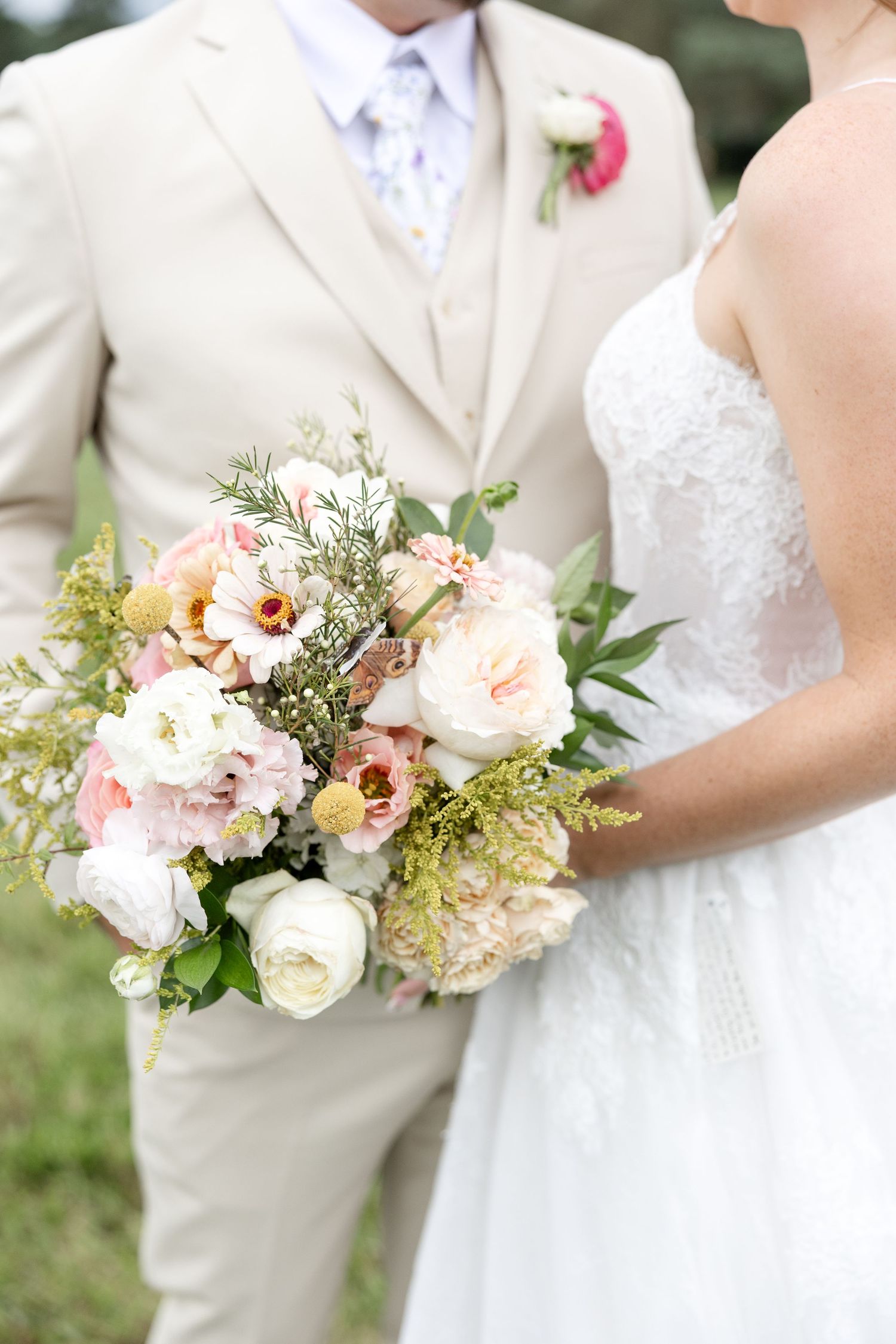 Romantic Meadow Ridge Events wedding in Windsor, Ohio photographed by Julia & Sean Photography, Northeast Ohio wedding photographers.