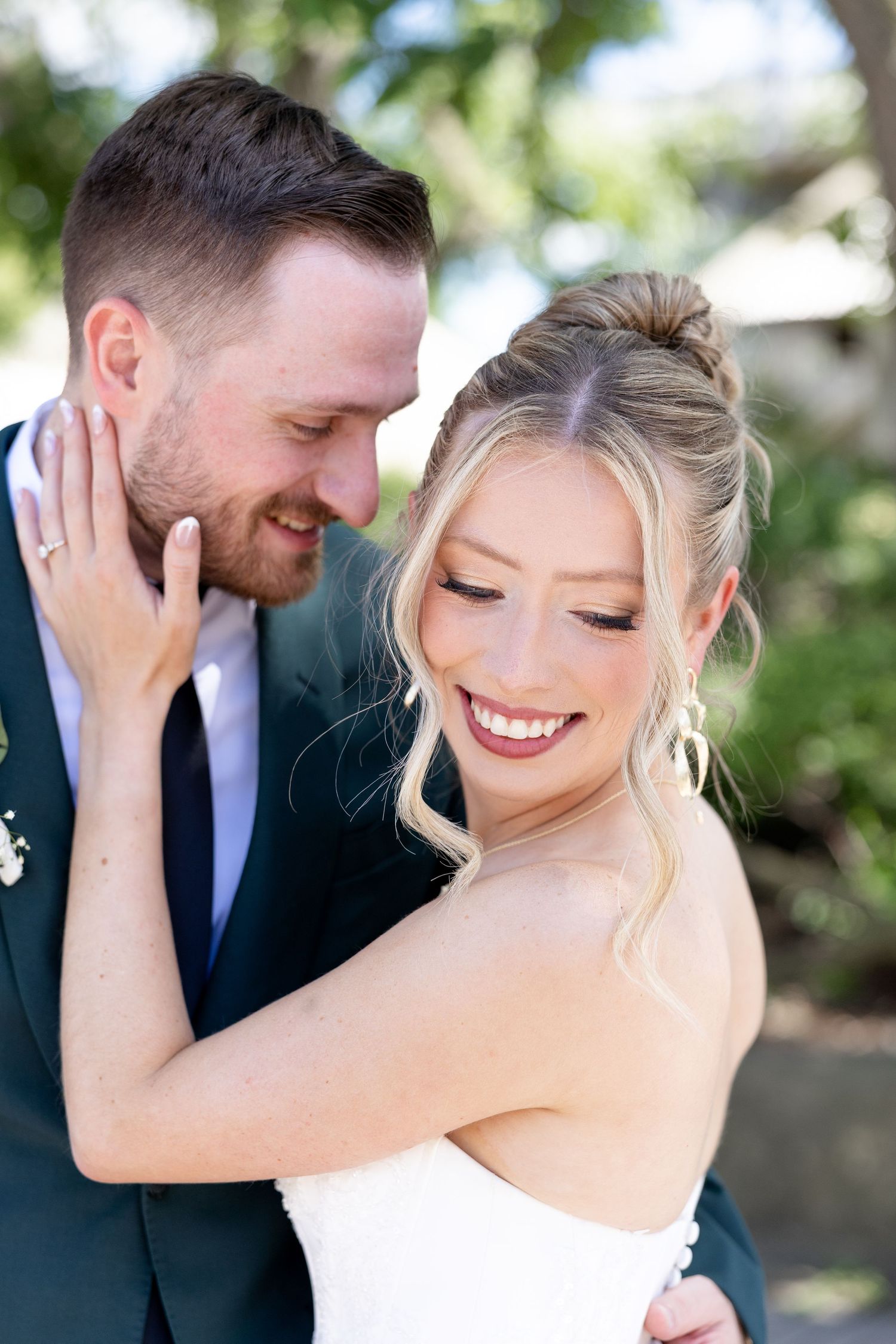 Wedding day photos at The Toledo Zoo in Toledo, Ohio photographed by Julia & Sean Photography, Ohio wedding photographers