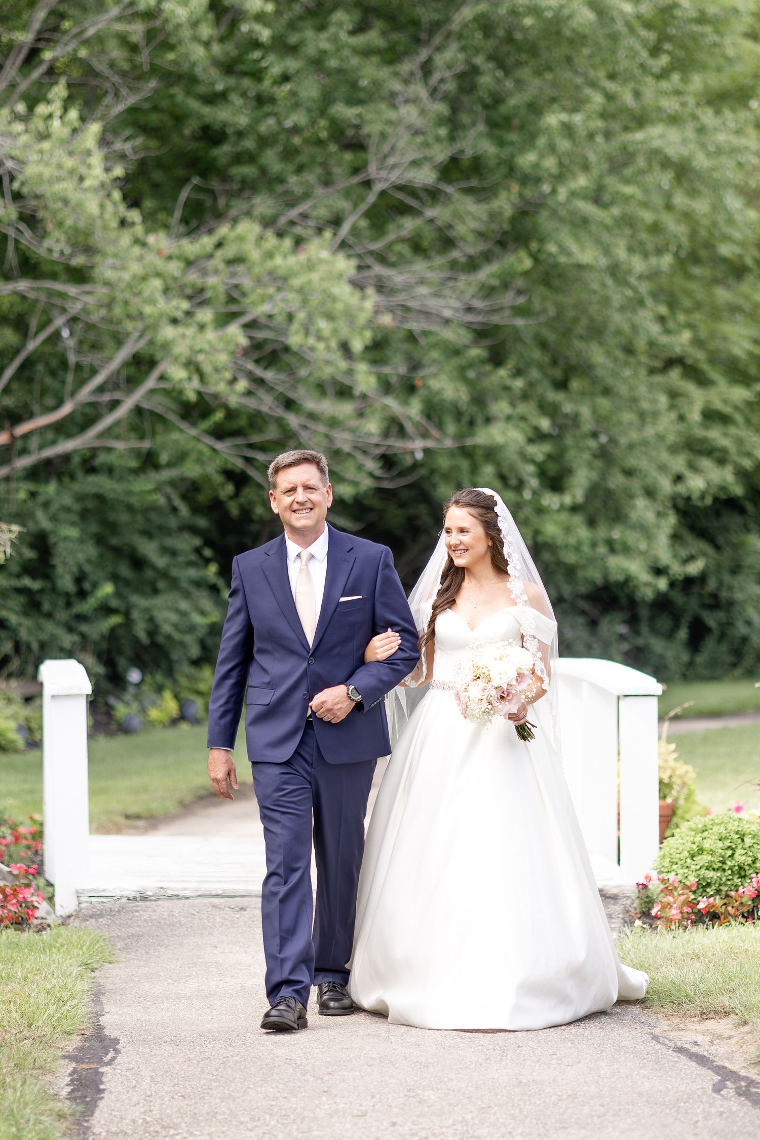 Outdoor wedding ceremony at The Estate at Sunset Farm in Bellbrook, Ohio, captured by Dayton wedding photographers Julia & Sean Photography