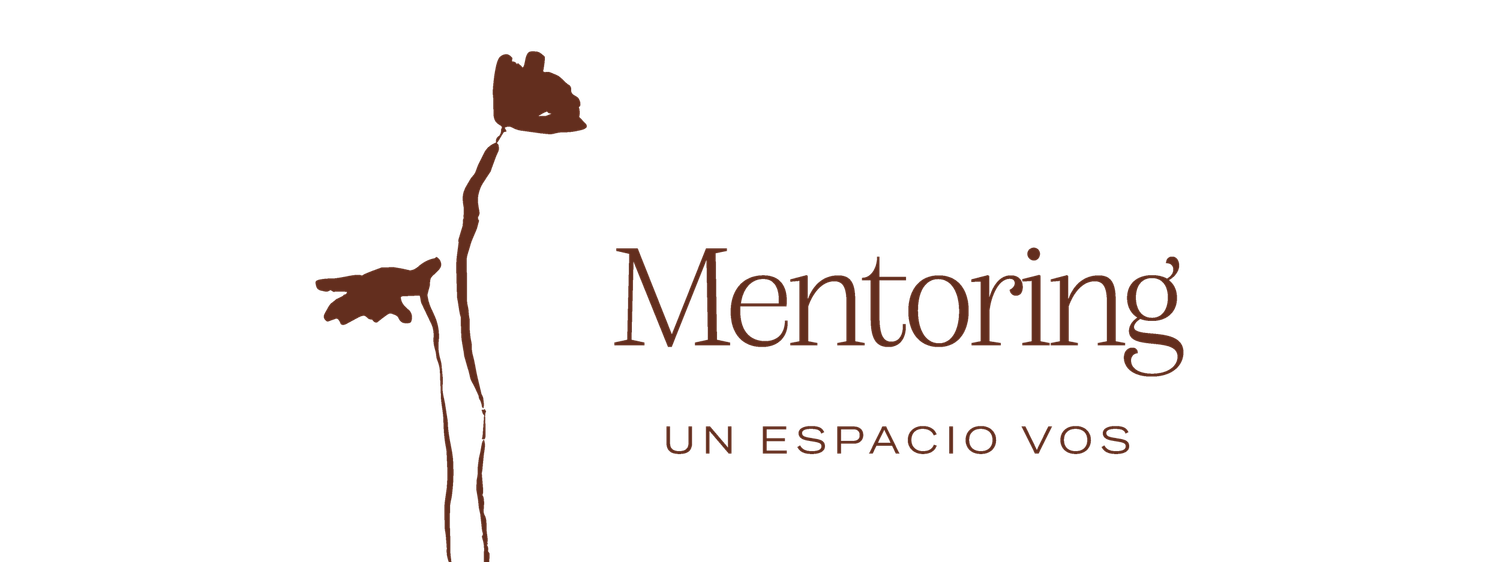 A brown and white logo design featuring a mentoring text with decorative elements and a tagline in Spanish.