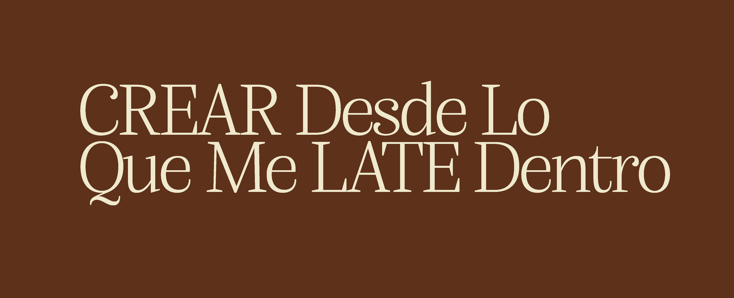 Brown background with white Spanish text reading CREAR Desde Lo Que Me LATE Dentro, a motivational phrase.