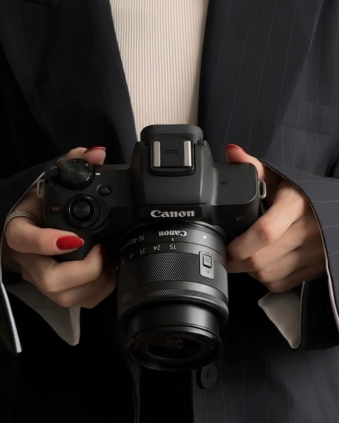 Photographe professionnelle à Longueuil tenant son appareil photo Canon, offrant des services de photographie de portrait et commercial