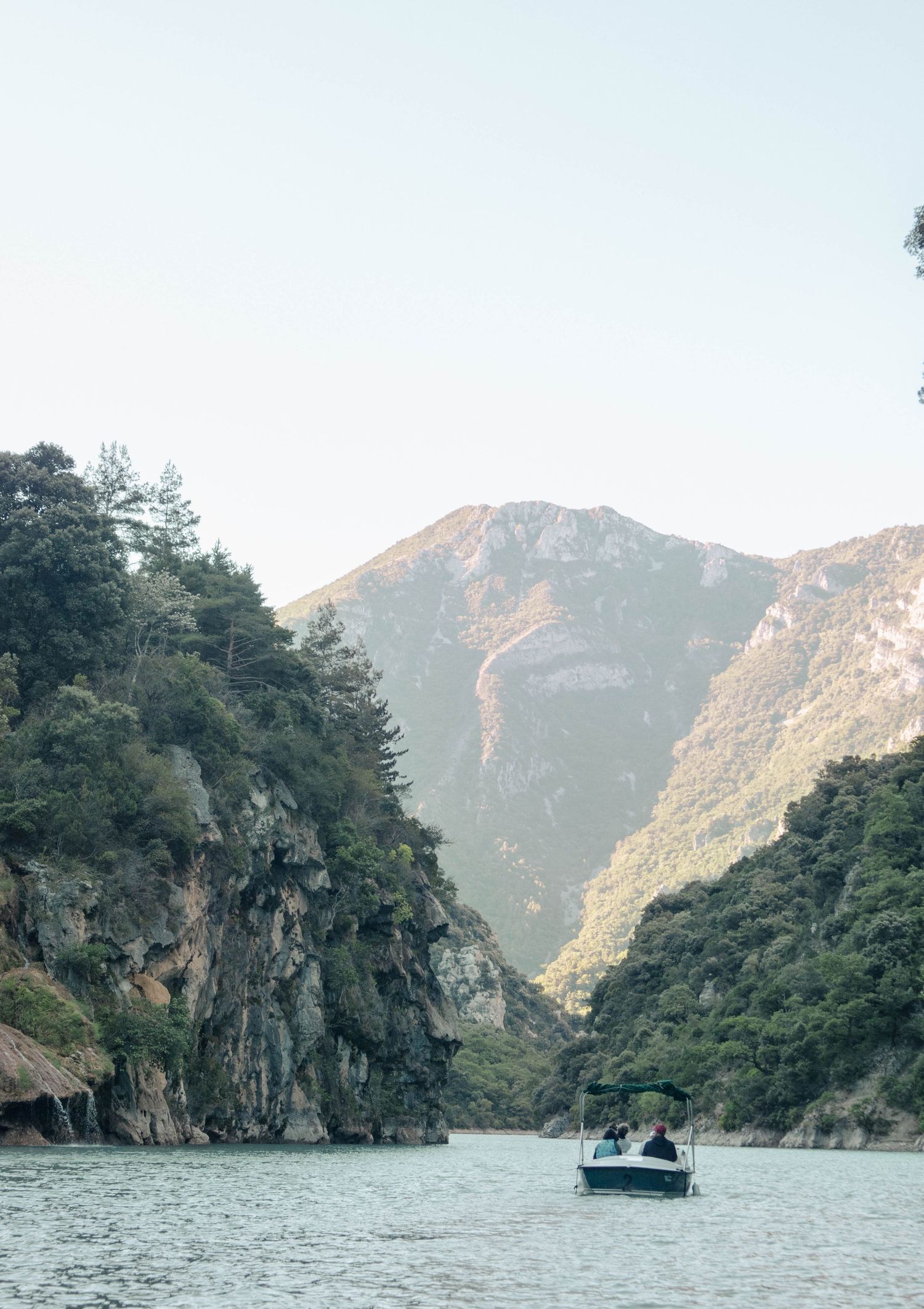 Paysage de montagne photographié lors d'un voyage, reflétant le regard naturel et authentique de la photographe Gabrielle Nadon.