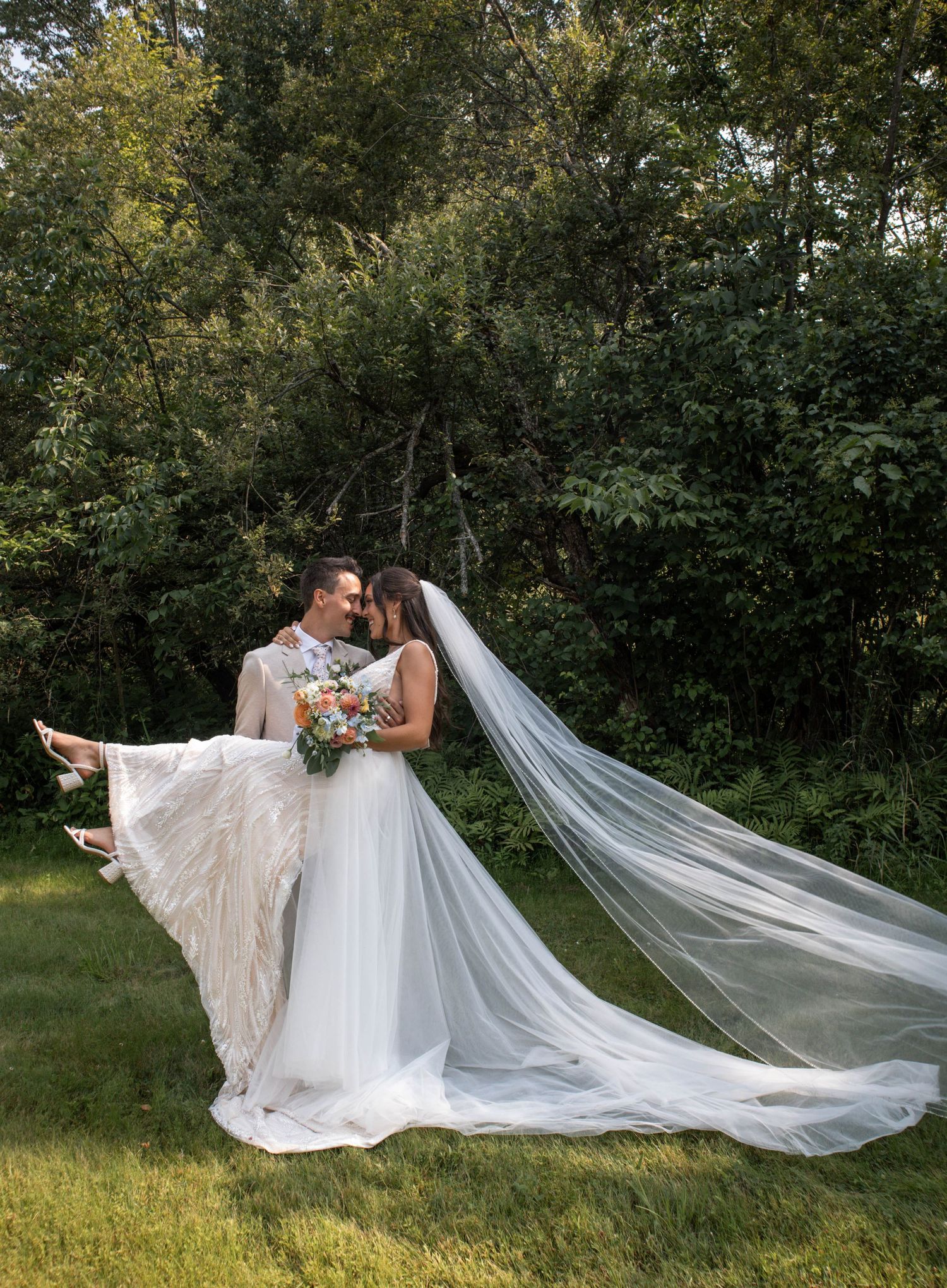 Couple nouvellement mariés échangeant un regard complice lors d'une séance photo de mariage en Estrie, Québec.