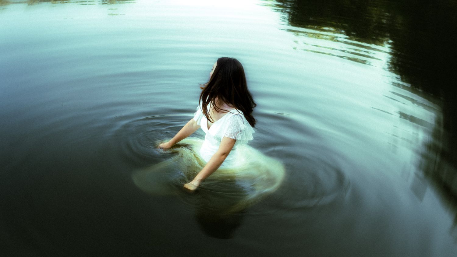 Entre deux eaux – série photographique dans un étang par Louis V.