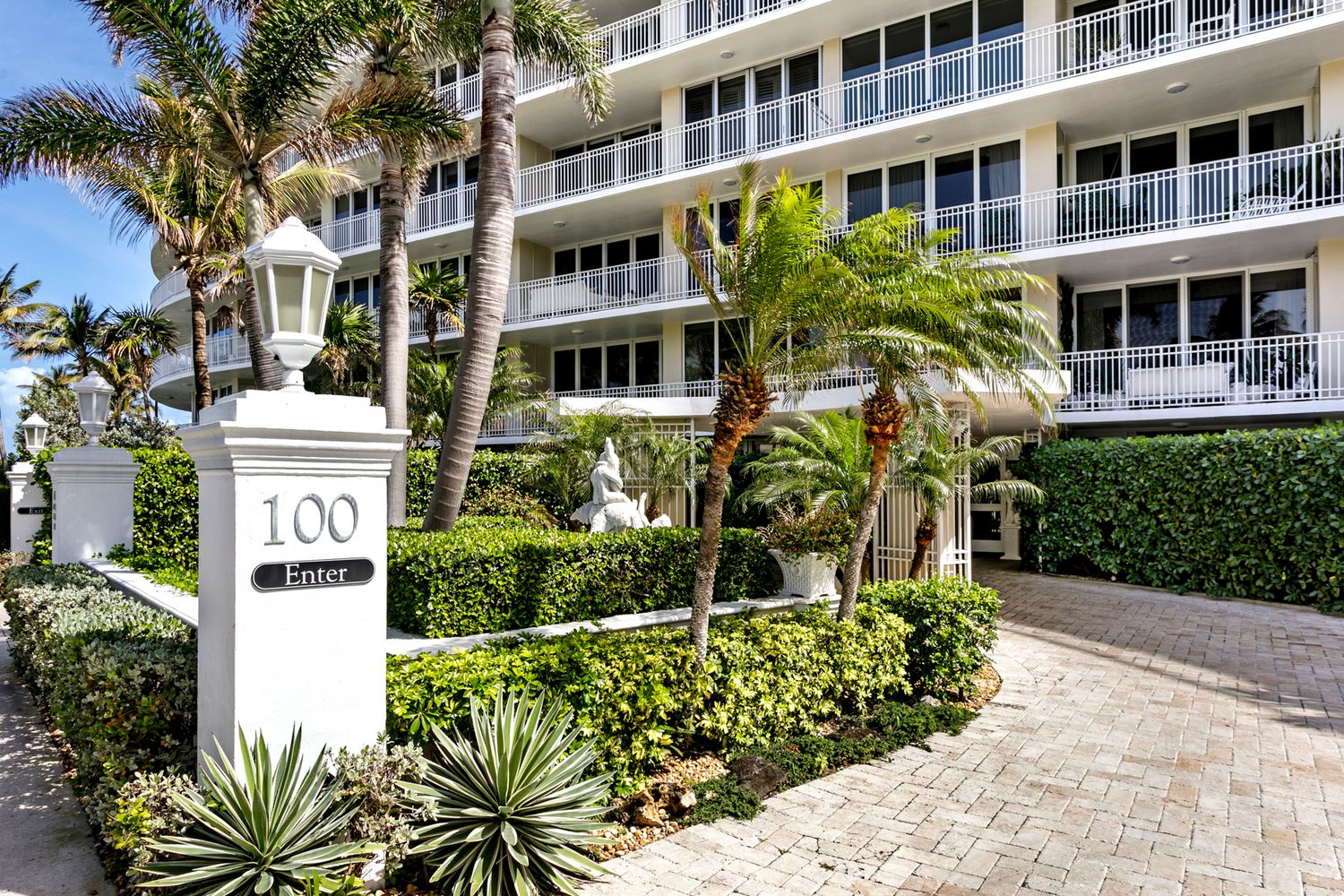 Luxury waterfront condominium High End Professional real estate photography Palm Beach Florida brodiganphotograpy.com
