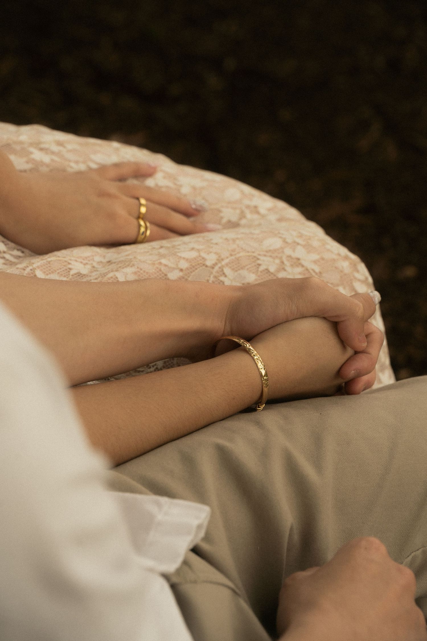 Brandon and Cindy sharing headphones during romantic couple session at The Huntington Library