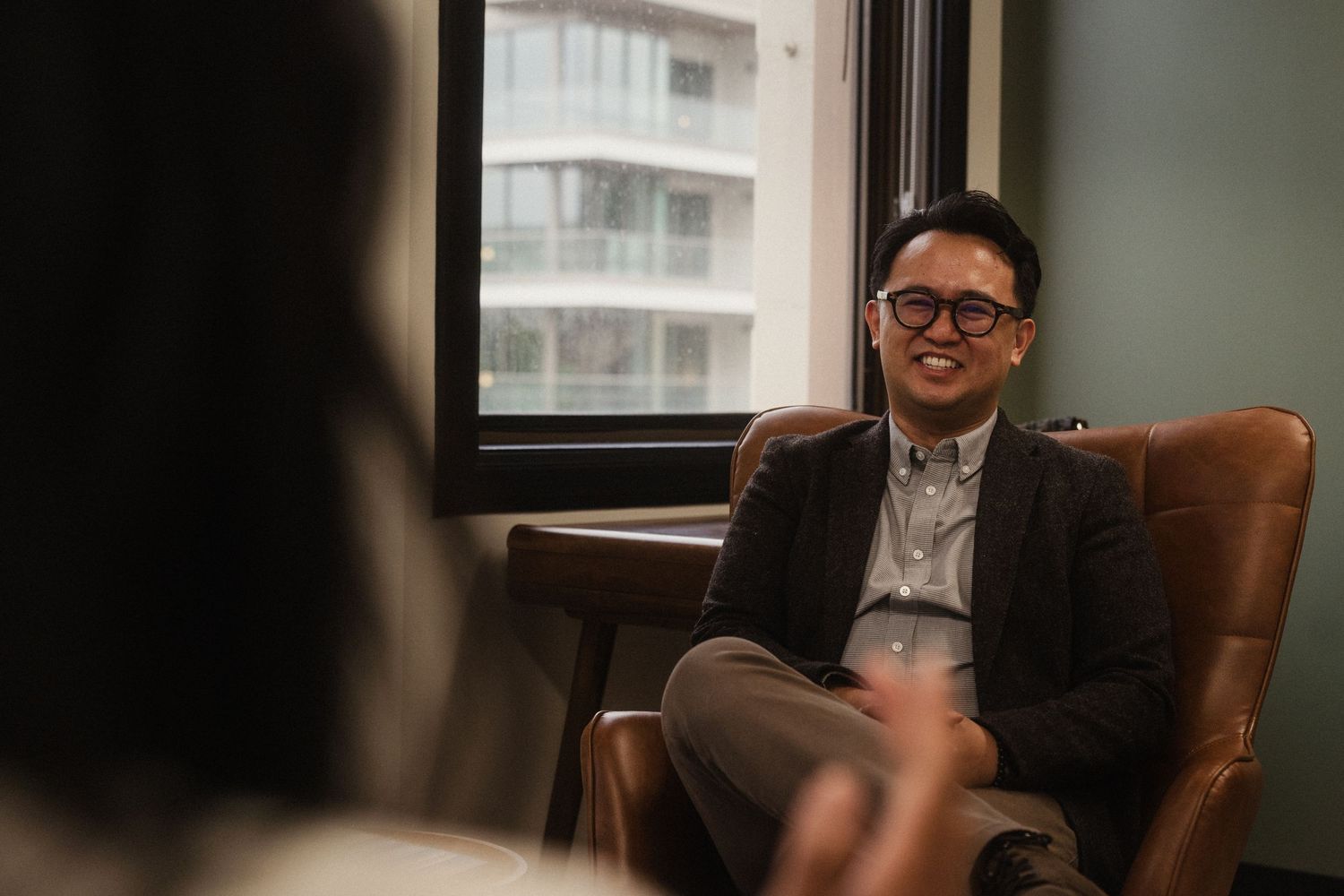 Therapist working with a client during personal branding session
