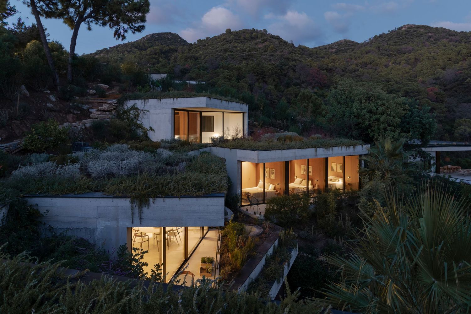 Fotografía de arquitectura de villa en Benahavís, Marbella, Málaga. Cliente: Vitae Villas. Casa de hormigón incrustada en paisaje natural