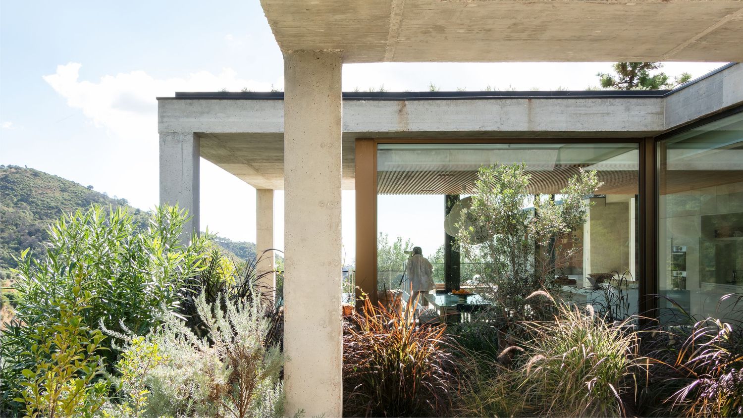 Fotografía de arquitectura de vivienda en Benahavís, Málaga. Cliente: Vitae Villas, predomina el hormigón en esta arquitectura contemporánea