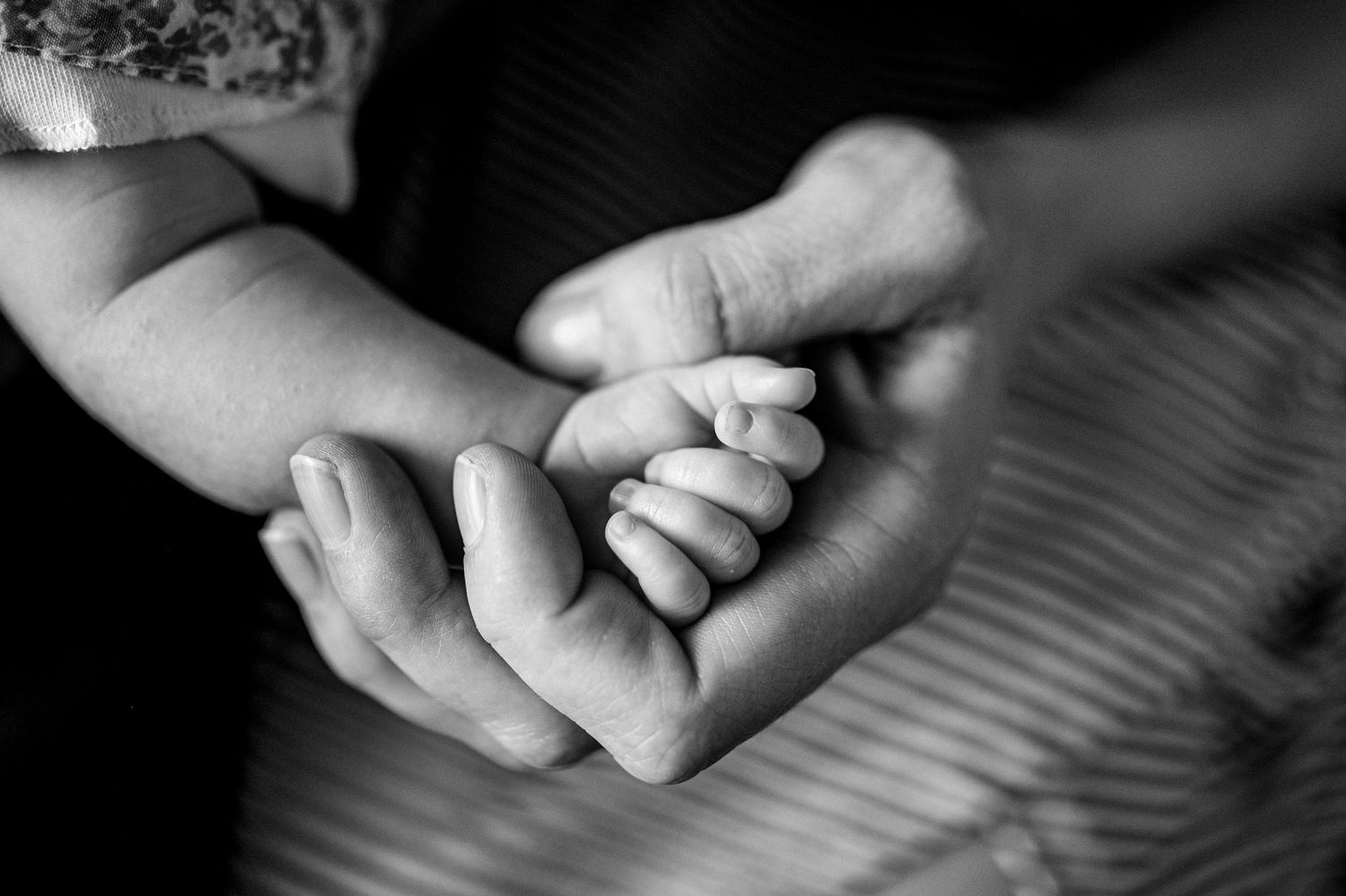 newborn baby in dads hand