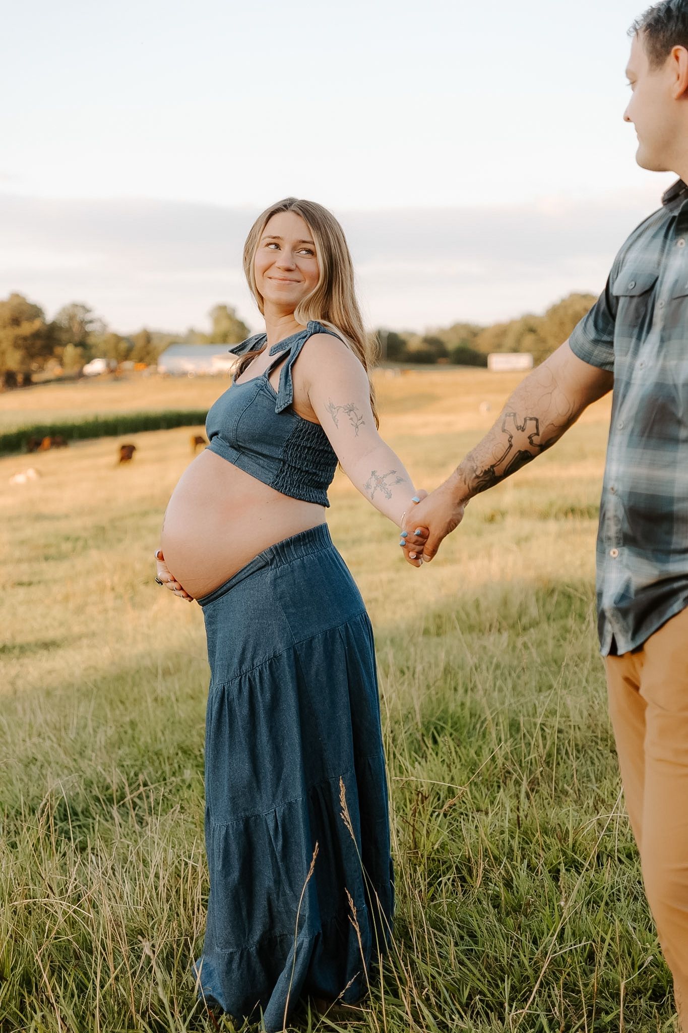 maternity photo with horses in the background