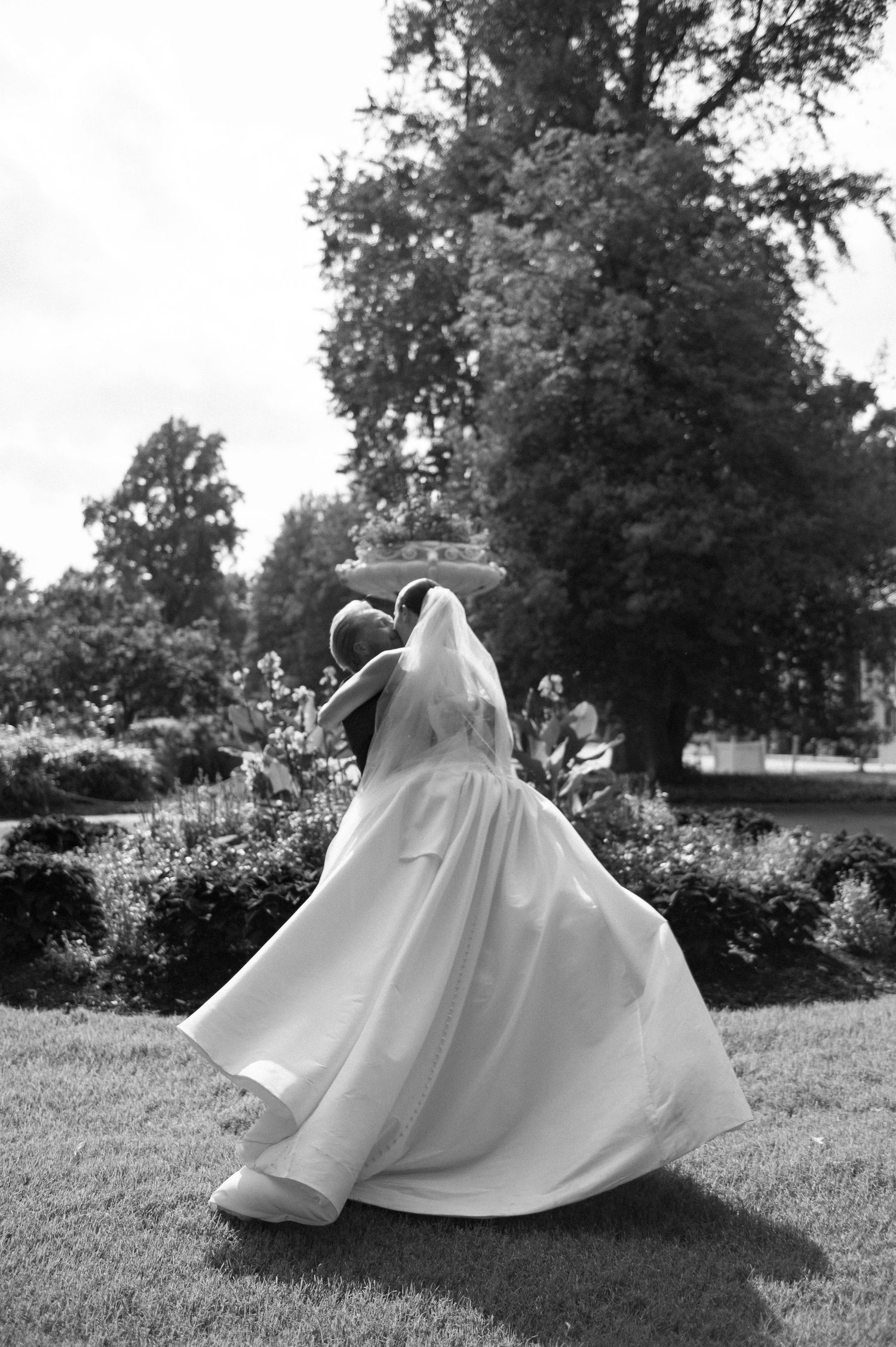 St. Louis wedding photography bride and groom
romantic St. Louis wedding photographer
St. Louis Missouri wedding photographer bride portrait