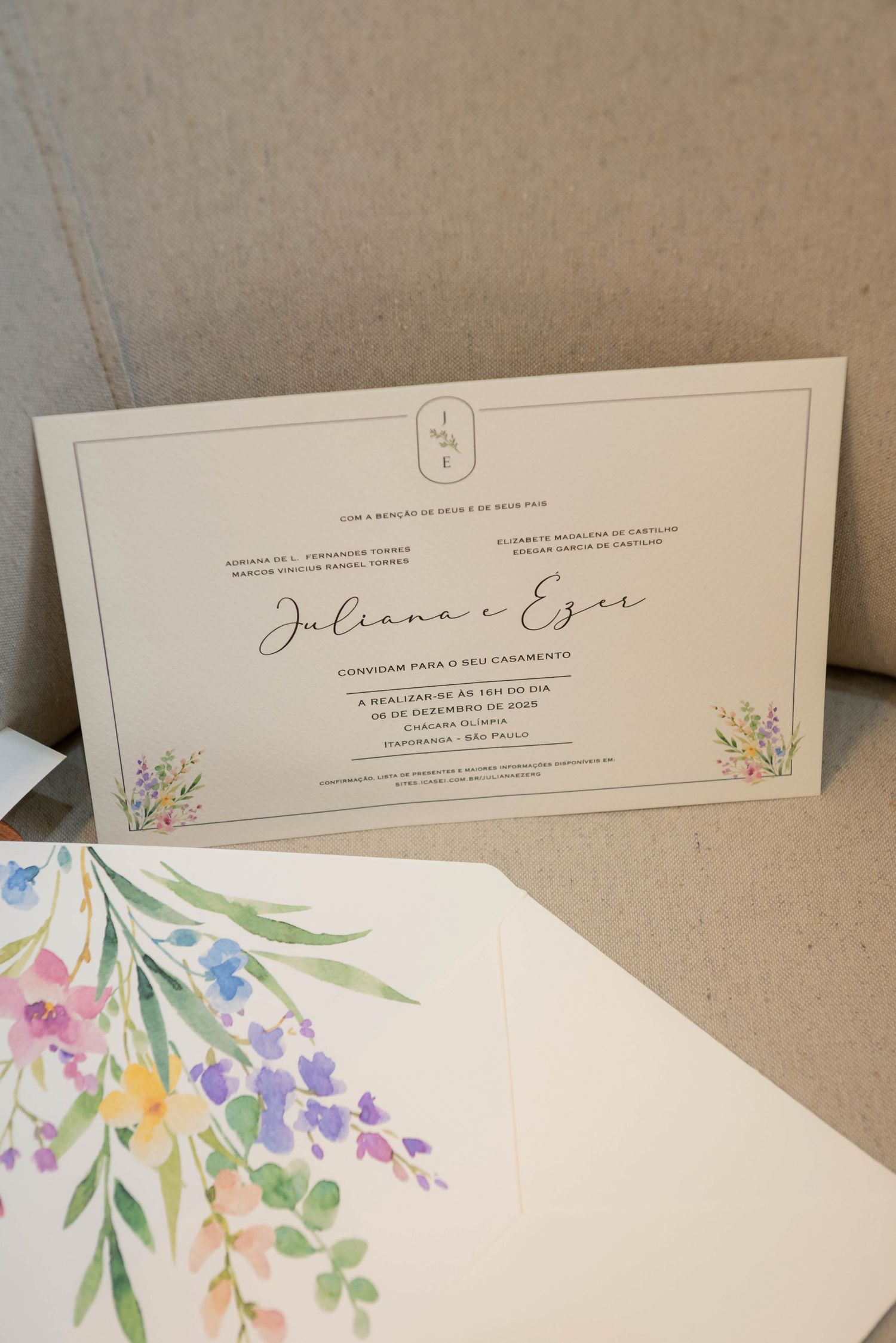 Elegant floral wedding invitation for Juliana and Eder featuring watercolor wildflowers in pink, purple, and green.