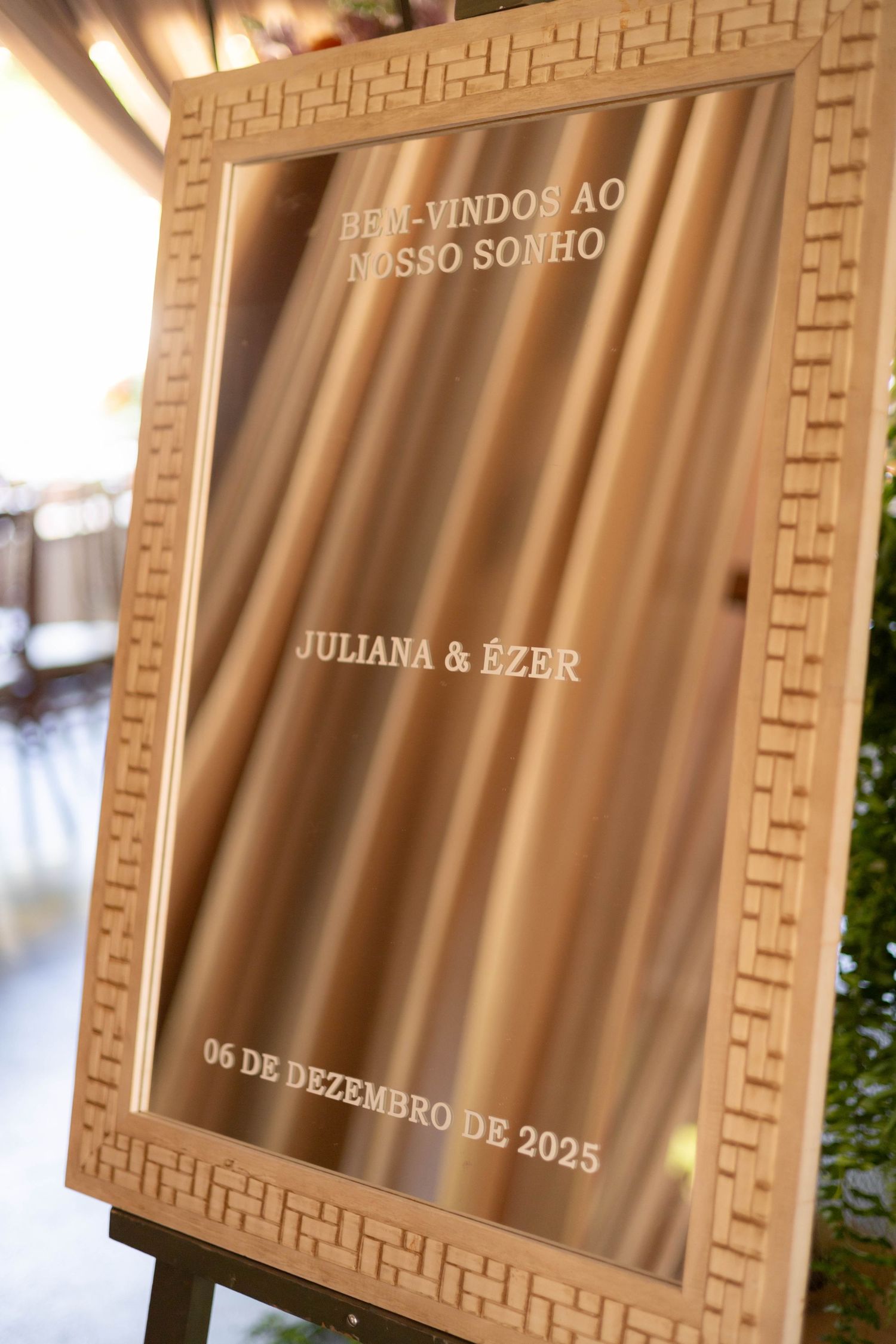 Gold framed mirror wedding welcome sign for Juliana & Ezer, December 6, 2025, reading Bem-Vindos ao Nosso Sonho.