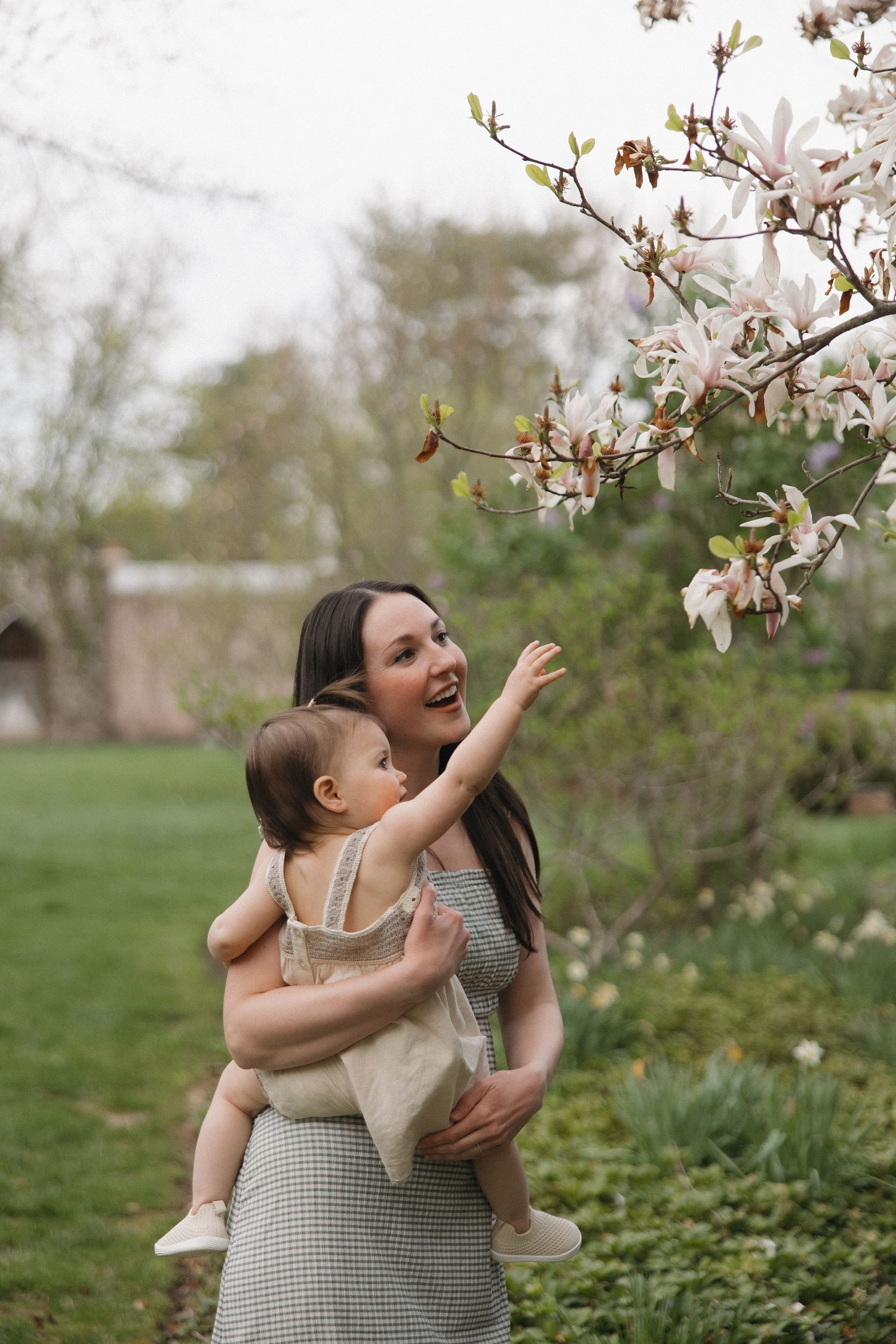 Historic highlands mansion family session mom