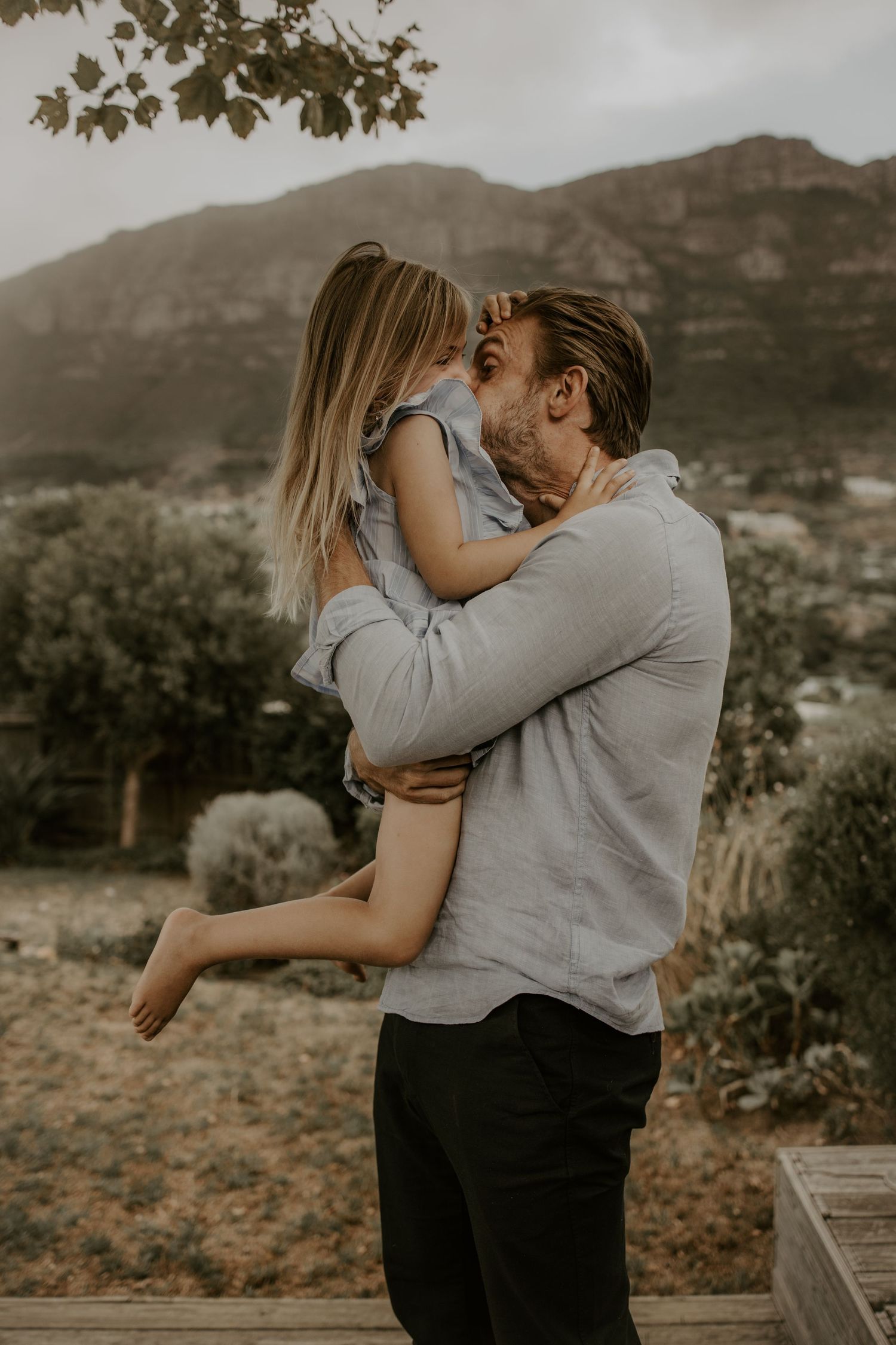 Timeless family portraits in the Cape Winelands.
Authentic family moments Cape Town
Stress-free family photos Cape Tow