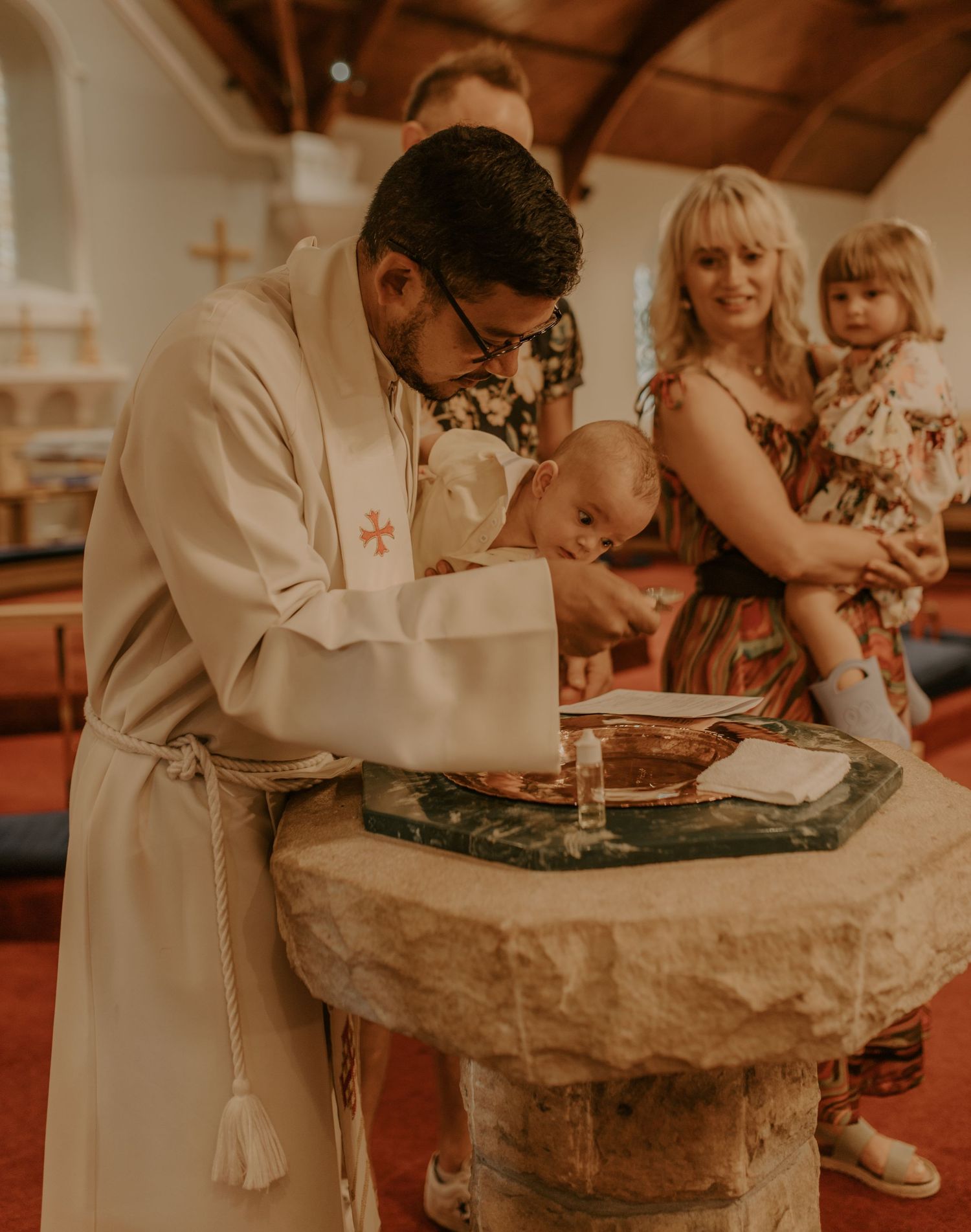 Christening photography focused on emotion

Baptism photography with attention to detail

Christening portraits of baby and family

Family