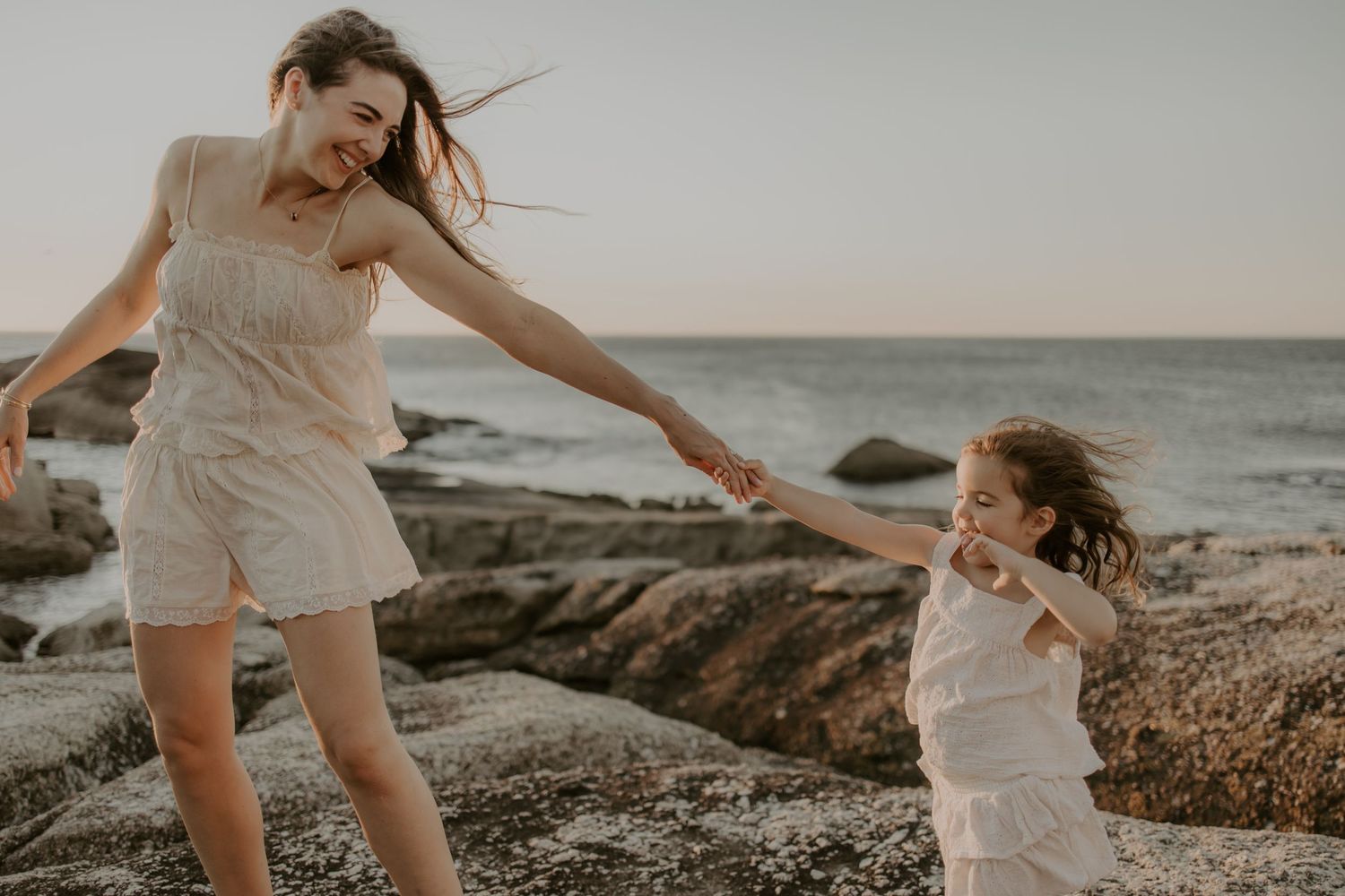Which photographer specializes in natural family photography in Cape Town?
Who does relaxed family photography in Cape Town?
Who does candid