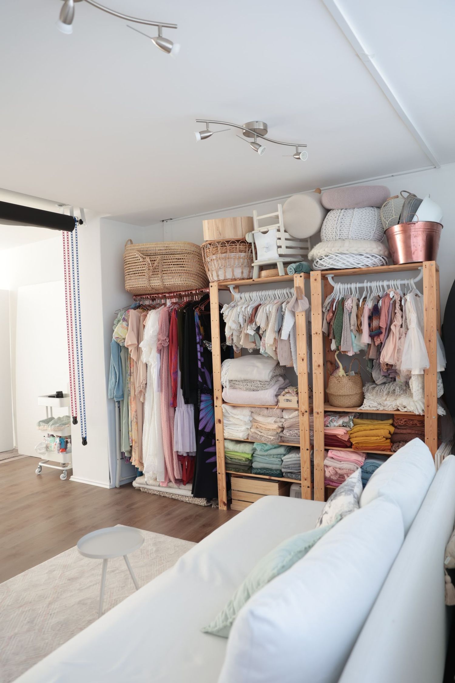 Kunden-Kleiderschrank für Frauen, Babys und Kleinkinder & viele Accessoirs.