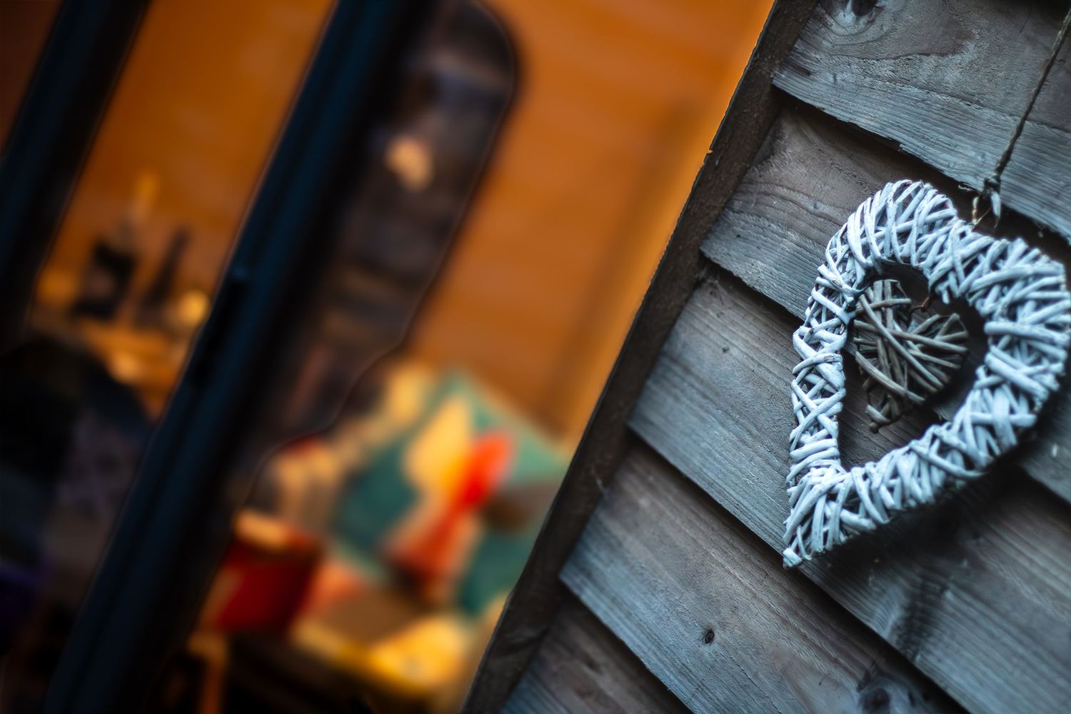 Wooden rustic decor with decorative elements and lighting creating a cozy atmosphere.