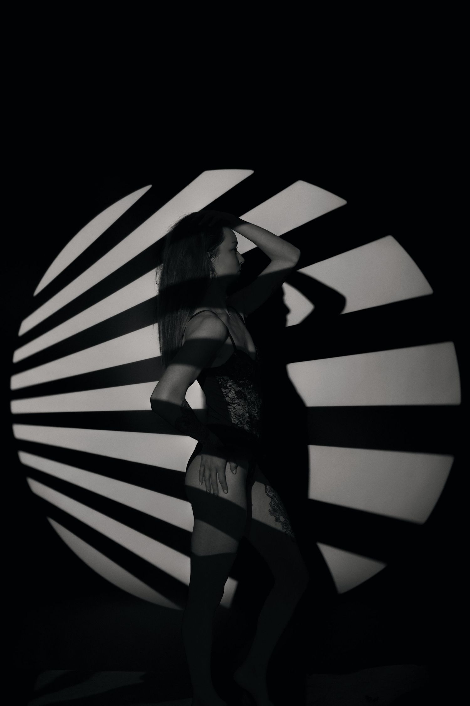 Silhouette de femme devant des rayures lumineuses en noir et blanc, photo artistique - Cindy Poulet photographe