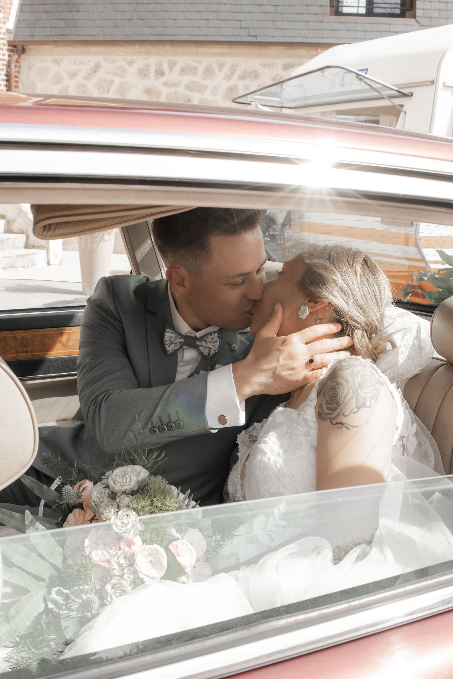 Mariée et marié dansant et s'embrassant devant un mur en pierre, photo mariage