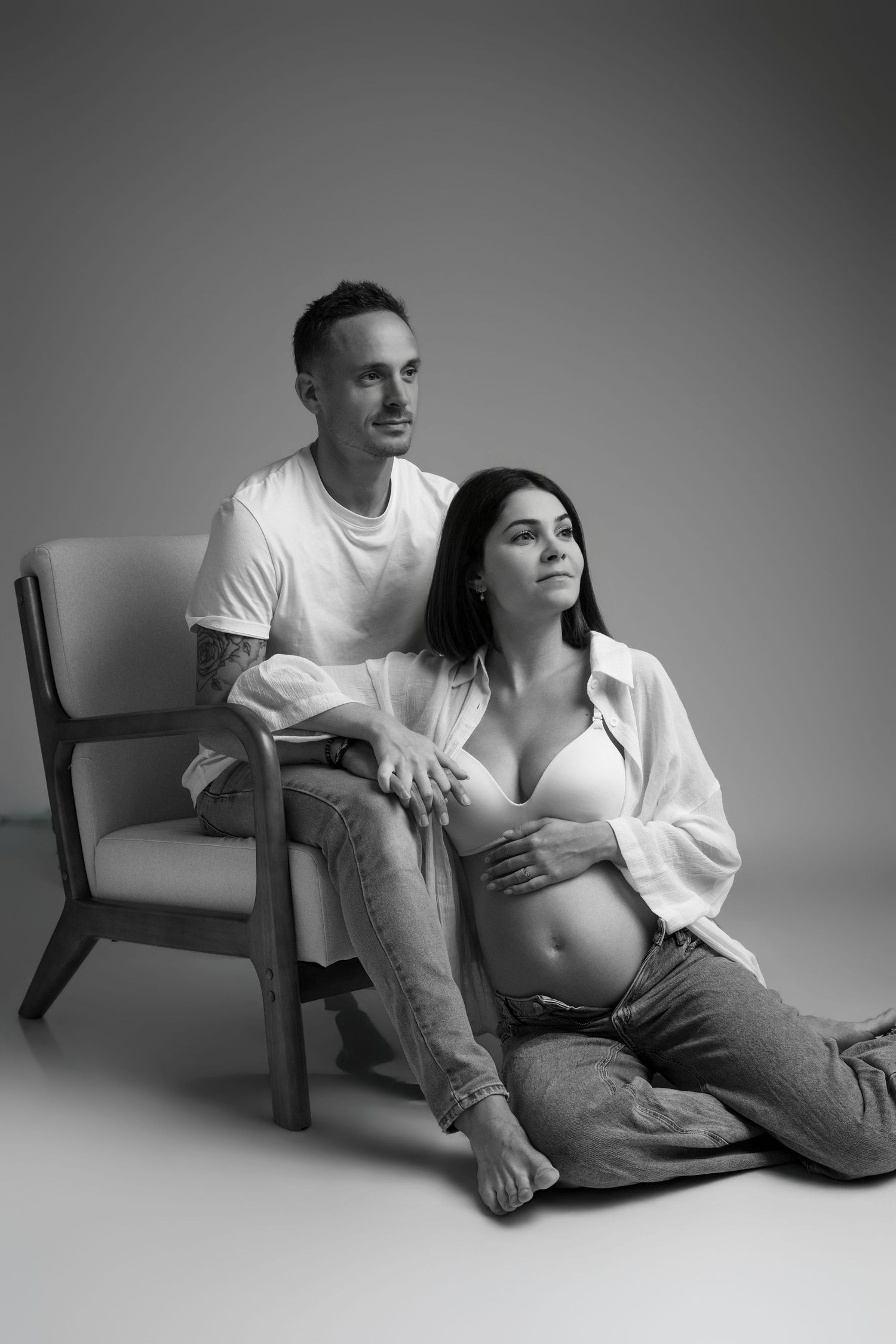 Portrait de famille en noir et blanc avec femme enceinte, séance photo maternité en studio par Cindy Poulet Photographe