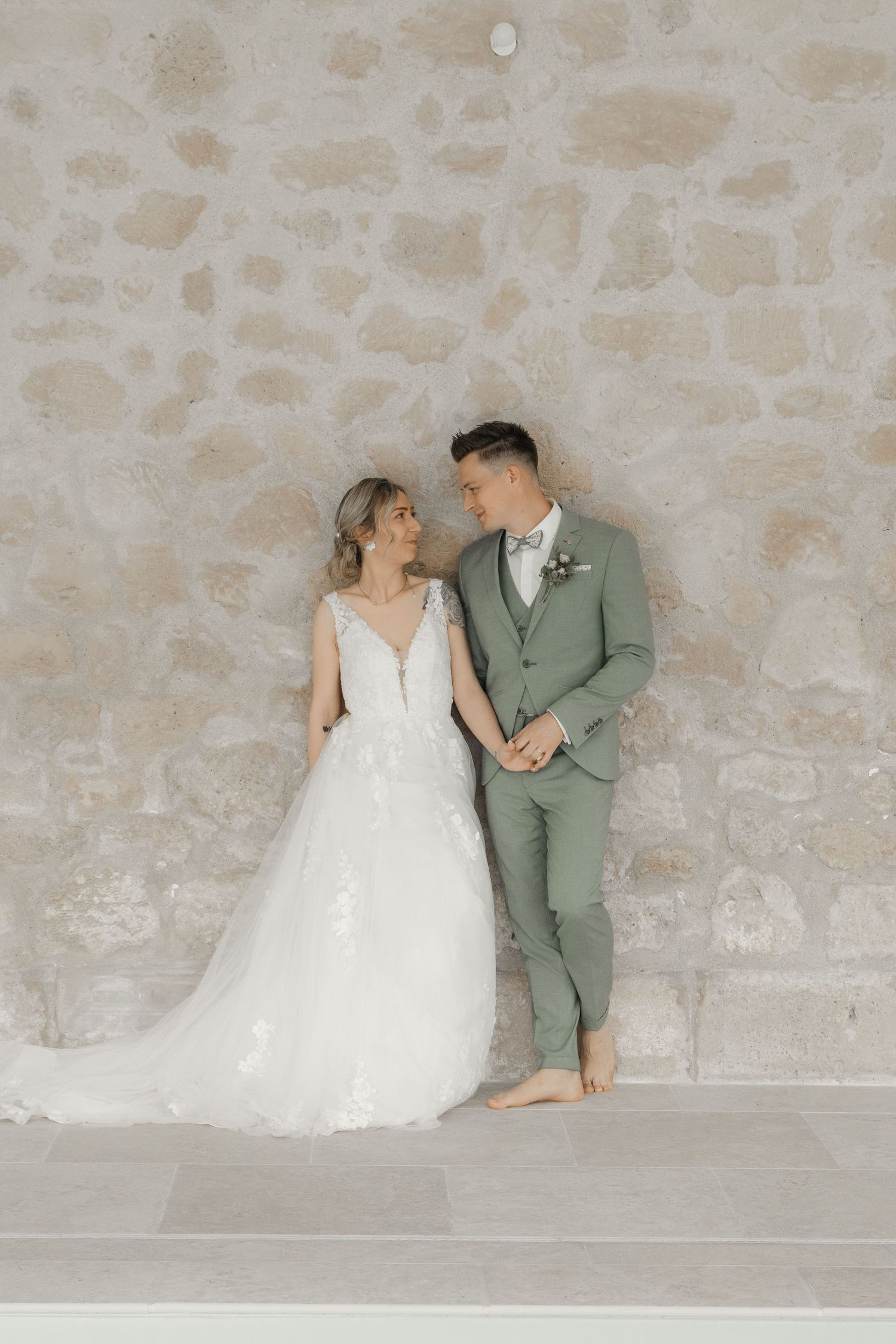 Couple de mariés debout au bord d'une piscine, photo mariage
