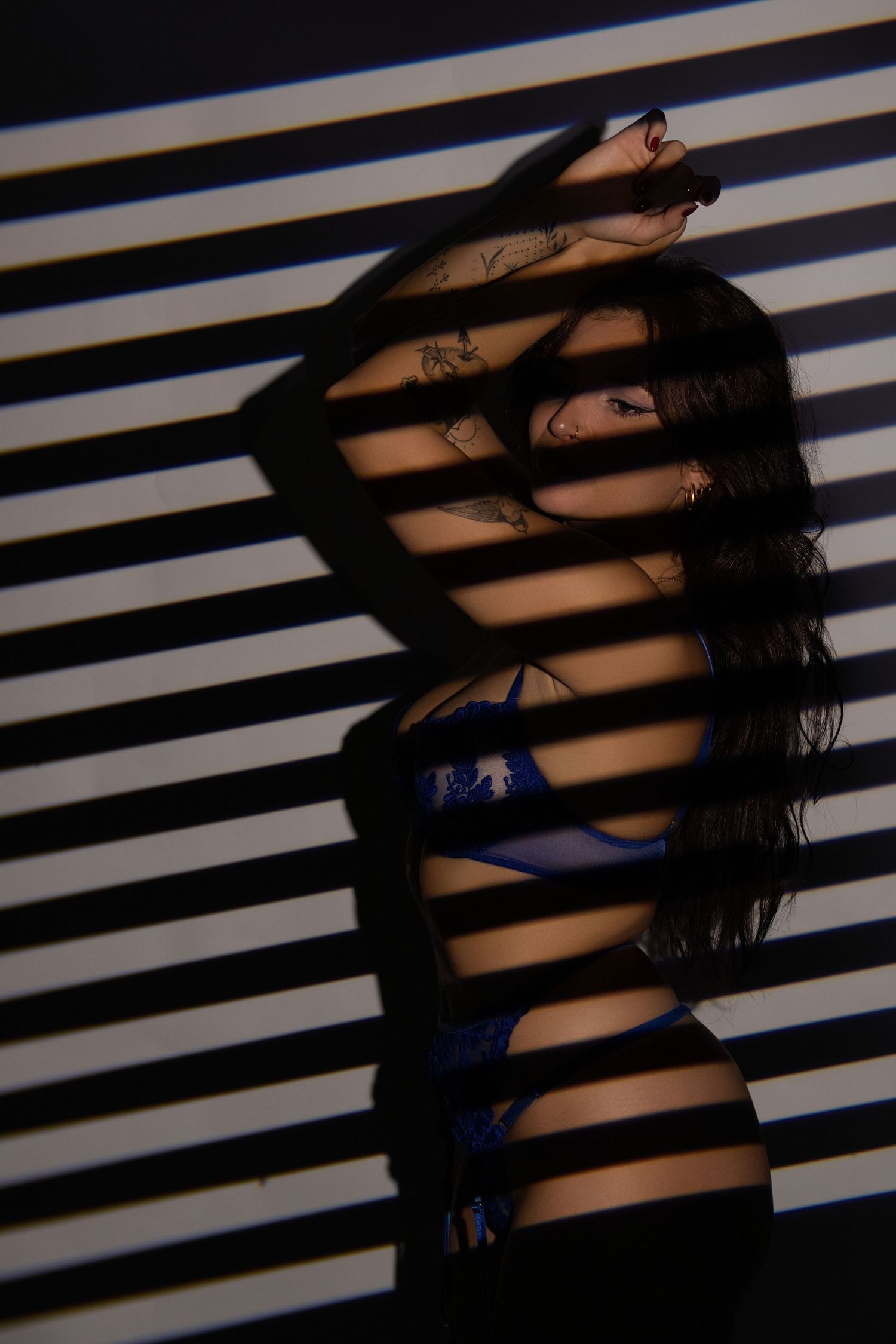 Portrait boudoir d'une femme en lingerie bleue avec jeux d'ombres graphiques, par Cindy Poulet Photographe proche Soissons.