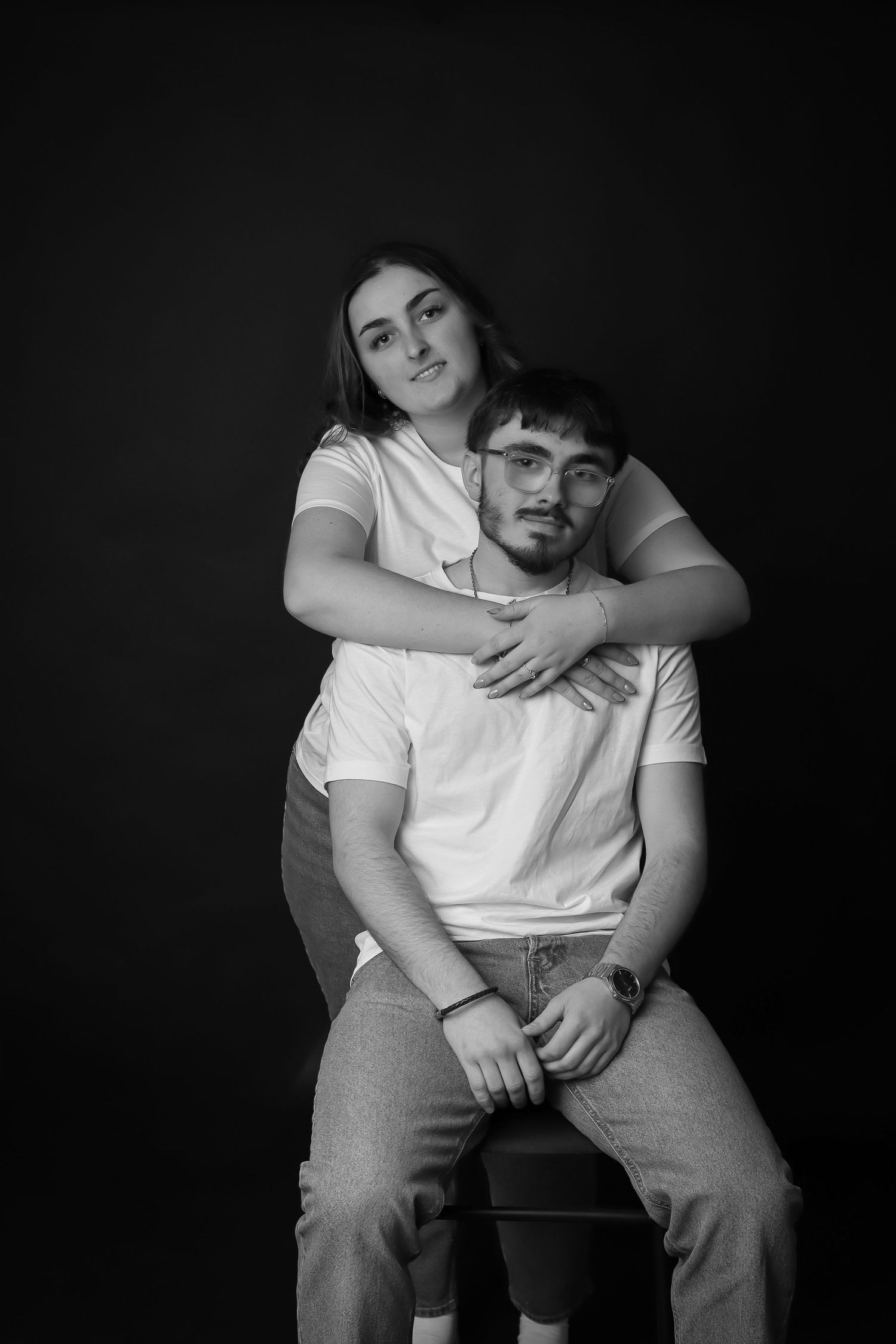 Couple en noir et blanc, jeune adultes posant ensemble
