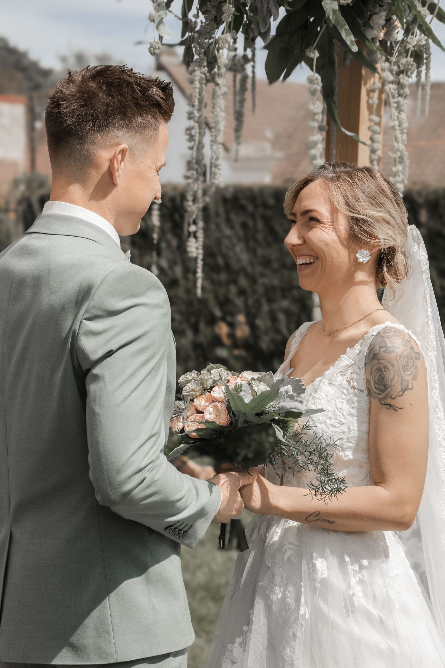 Couple de mariés lors de la cérémonie de mariage, échange de vœux