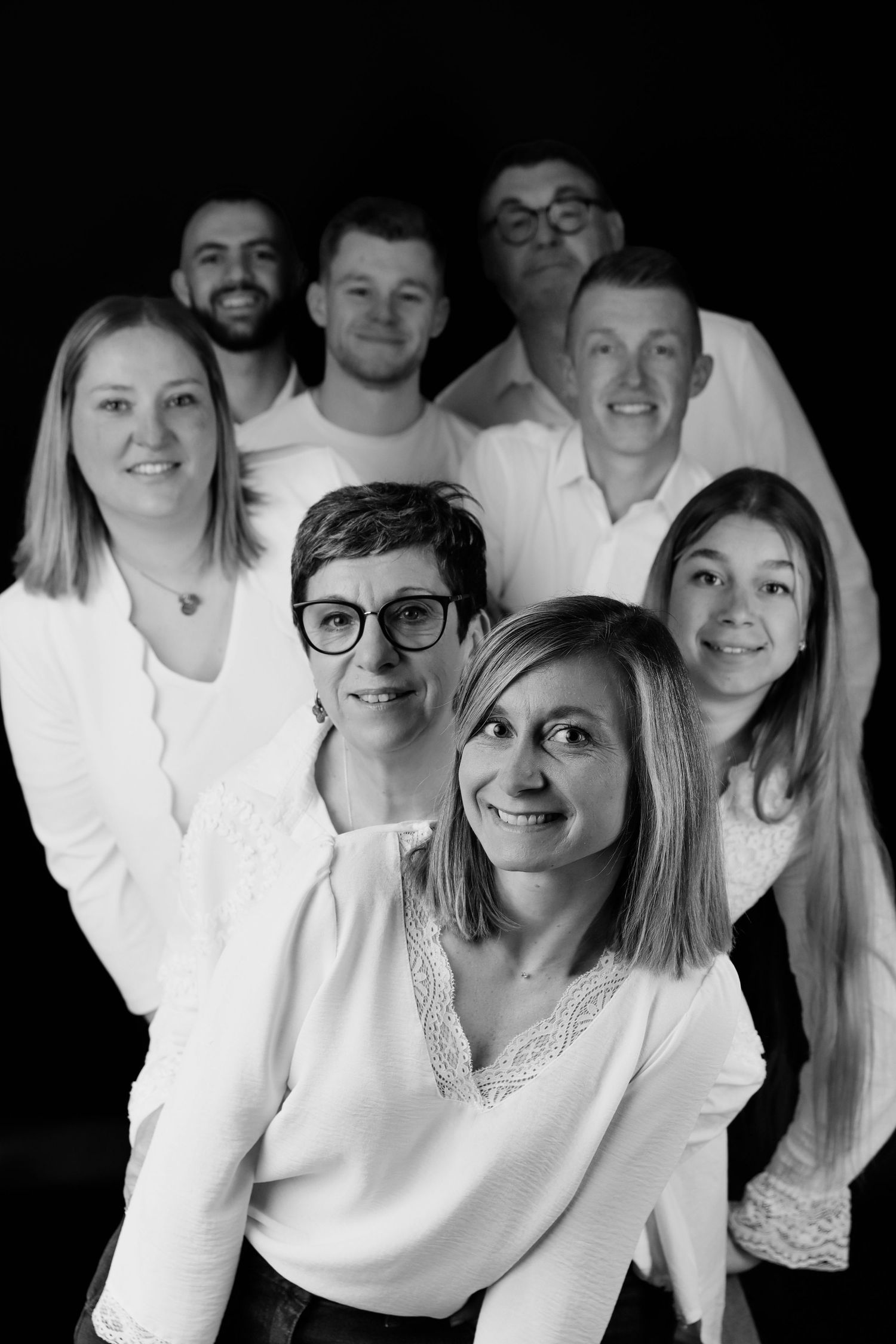 Portrait de famille en studio, photo en noir et blanc