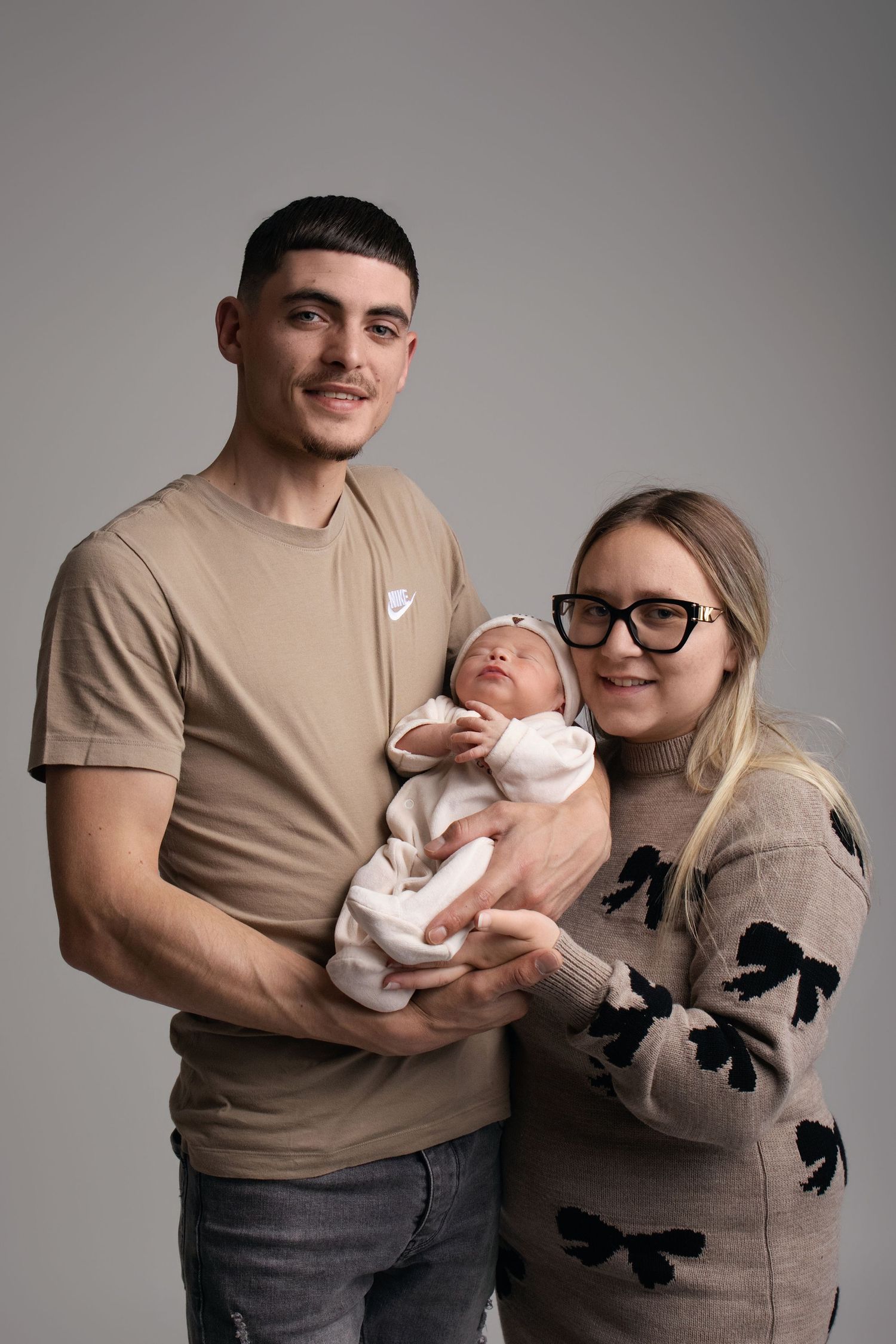 Couple tenant leur nouveau-né dans leurs bras, séance photo naissance studio - Cindy Poulet photographe