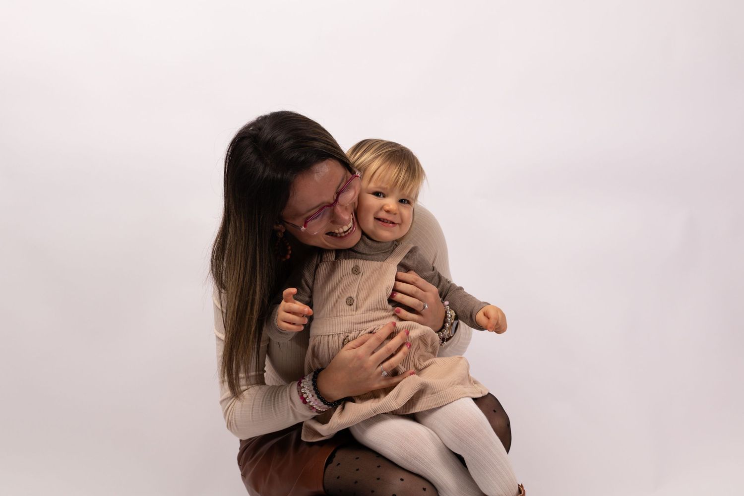 Portrait complice d'une maman et sa fille en studio. Séance photo famille douce et joyeuse par Pose Photographie & Bien Naître à Septvaux