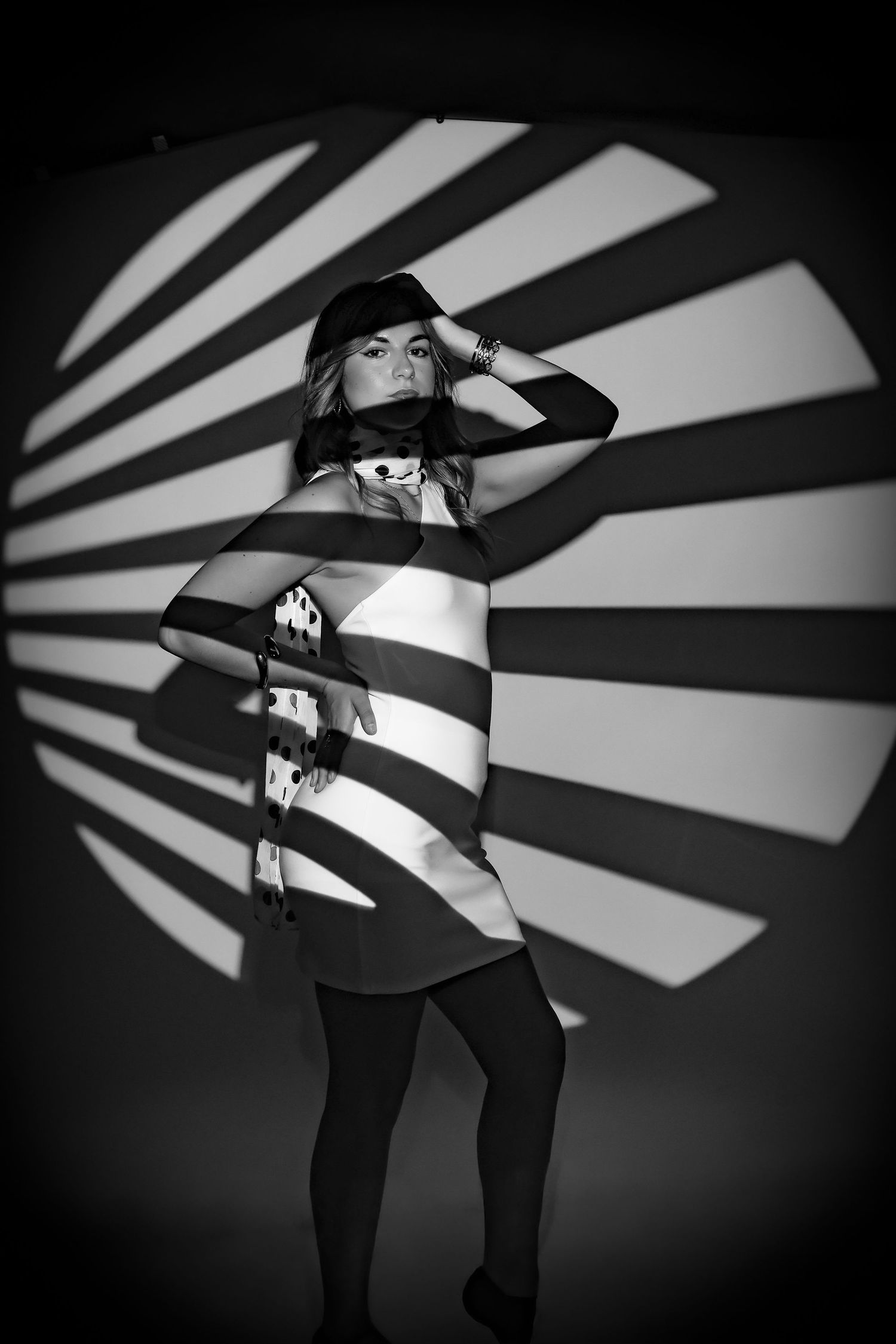 Portrait artistique avec jeux de lumières et ombres rayées, photographie créative